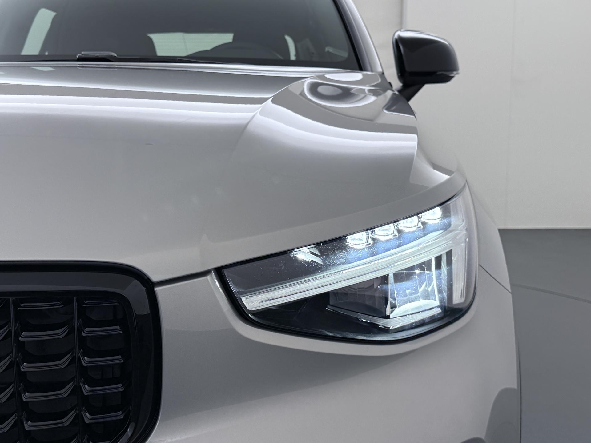 Volvo XC40 2.0 B4 Plus Dark 11