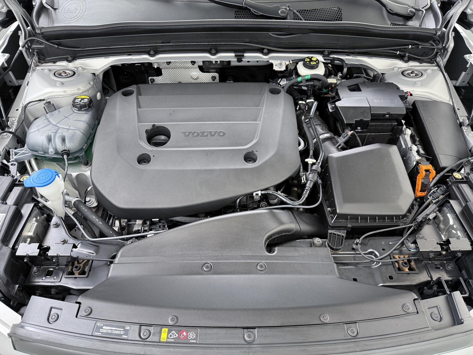 Volvo XC40 2.0 B4 Plus Dark 12