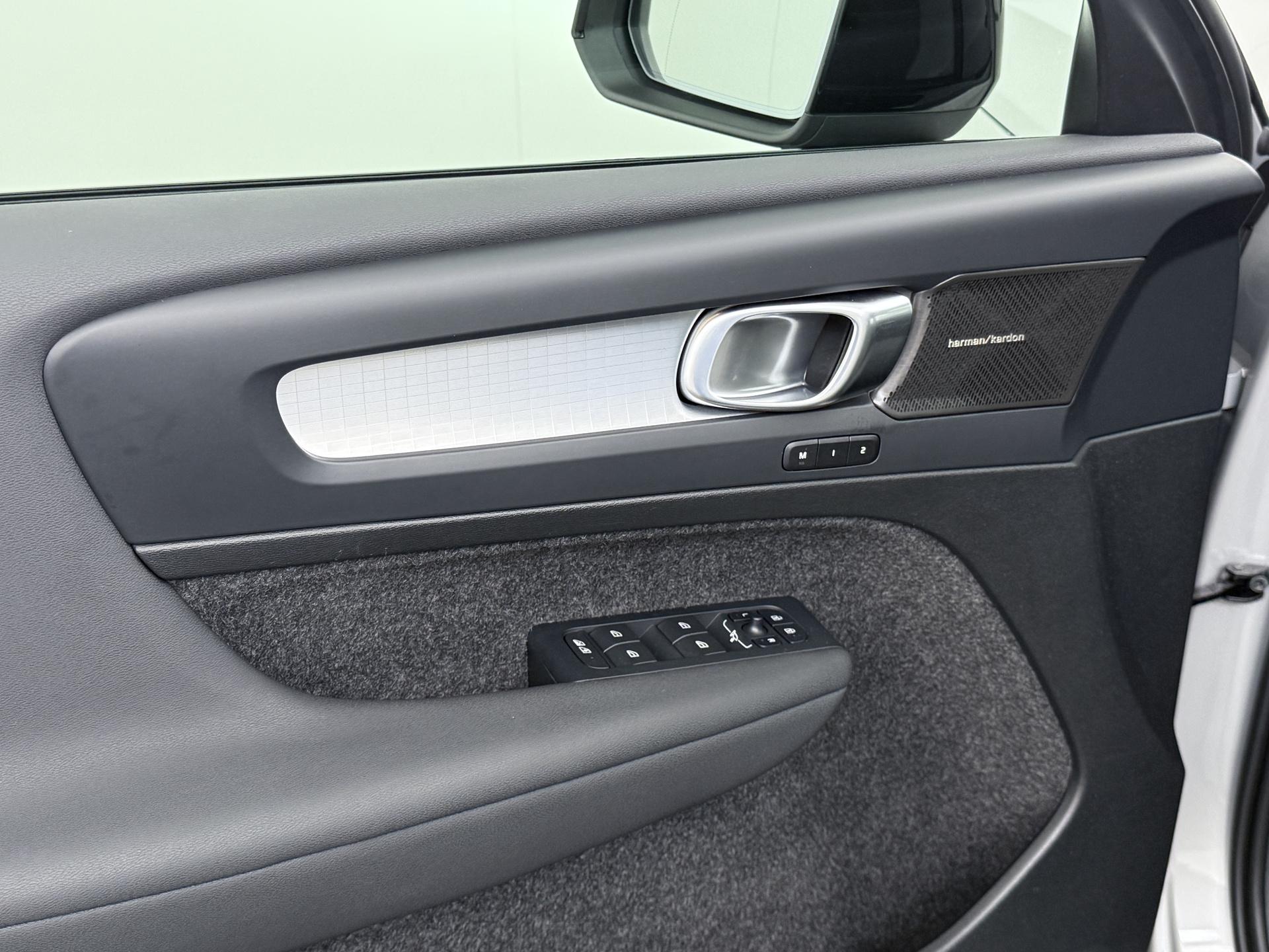 Volvo XC40 2.0 B4 Plus Dark 13