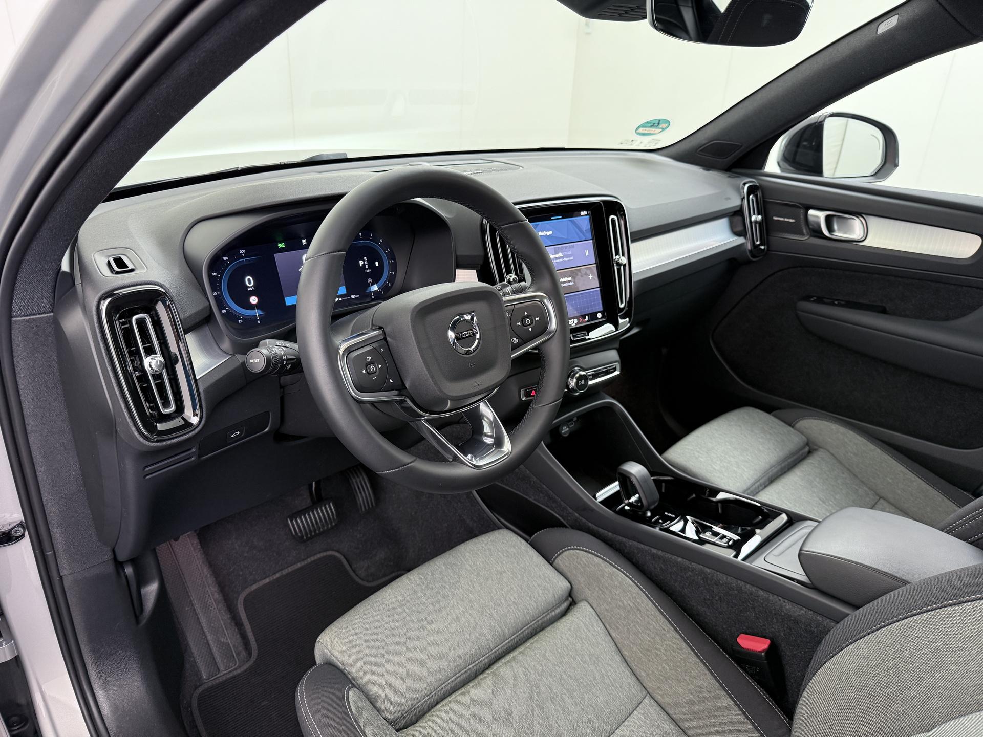 Volvo XC40 2.0 B4 Plus Dark 14