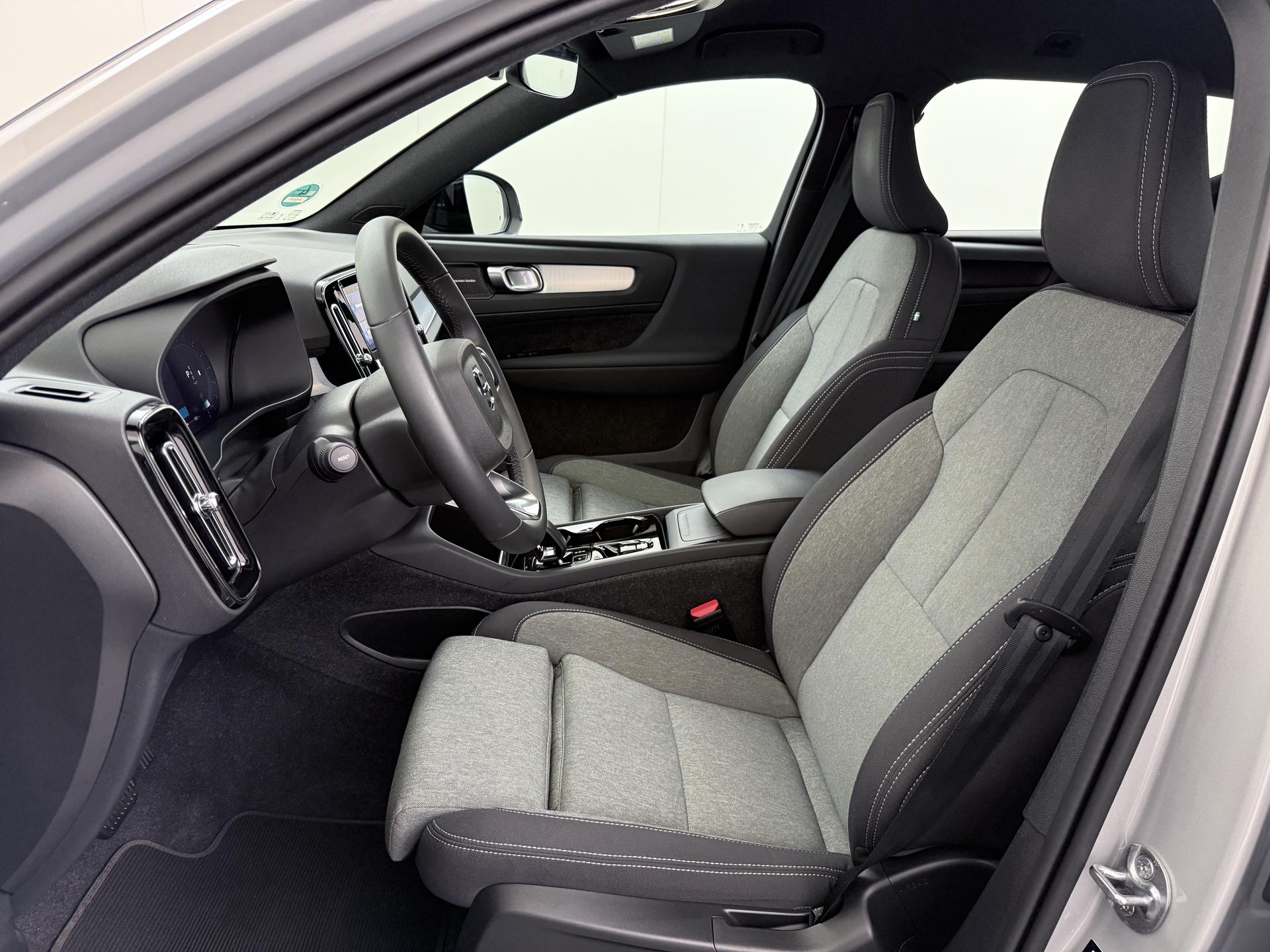 Volvo XC40 2.0 B4 Plus Dark 15