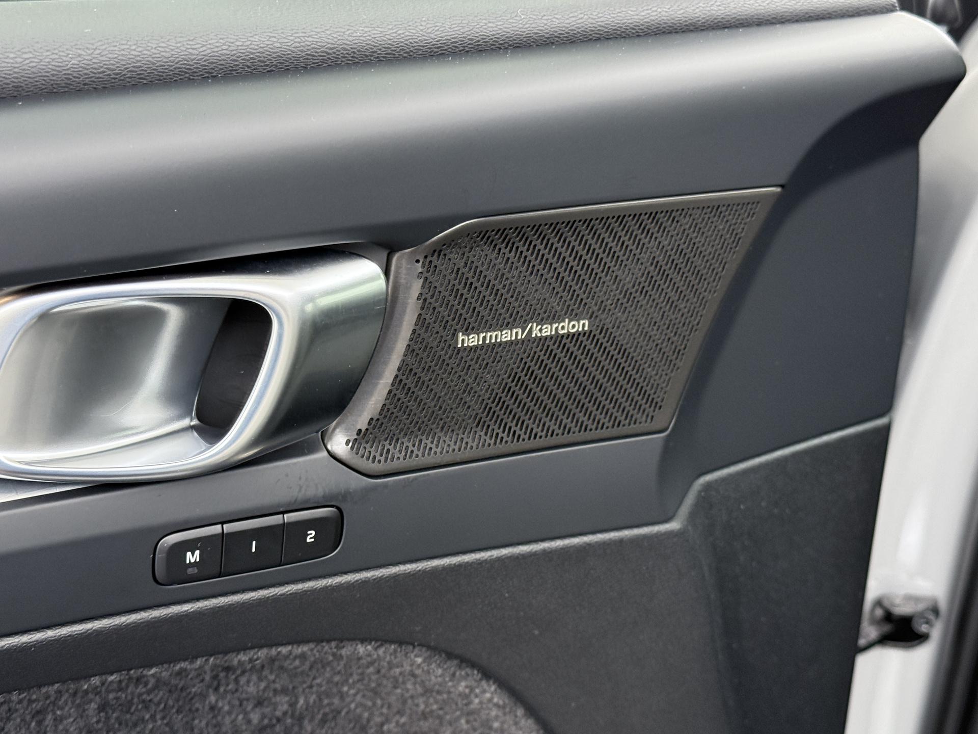 Volvo XC40 2.0 B4 Plus Dark 16