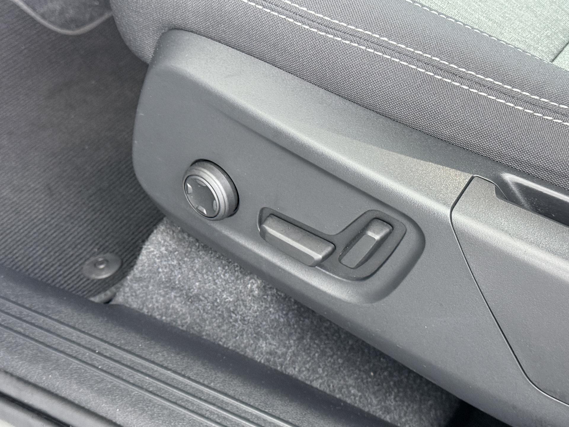 Volvo XC40 2.0 B4 Plus Dark 17