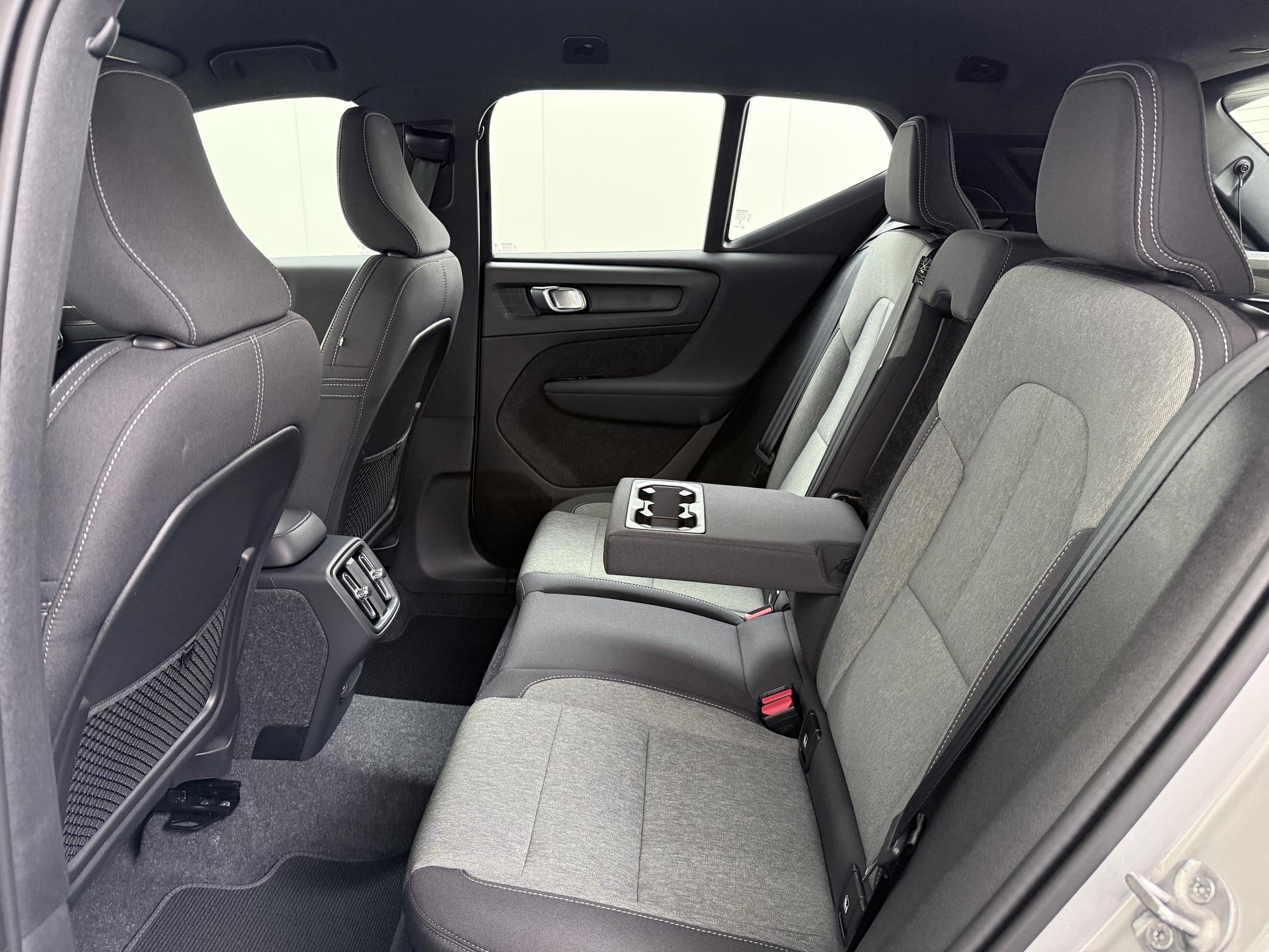 Volvo XC40 2.0 B4 Plus Dark 19