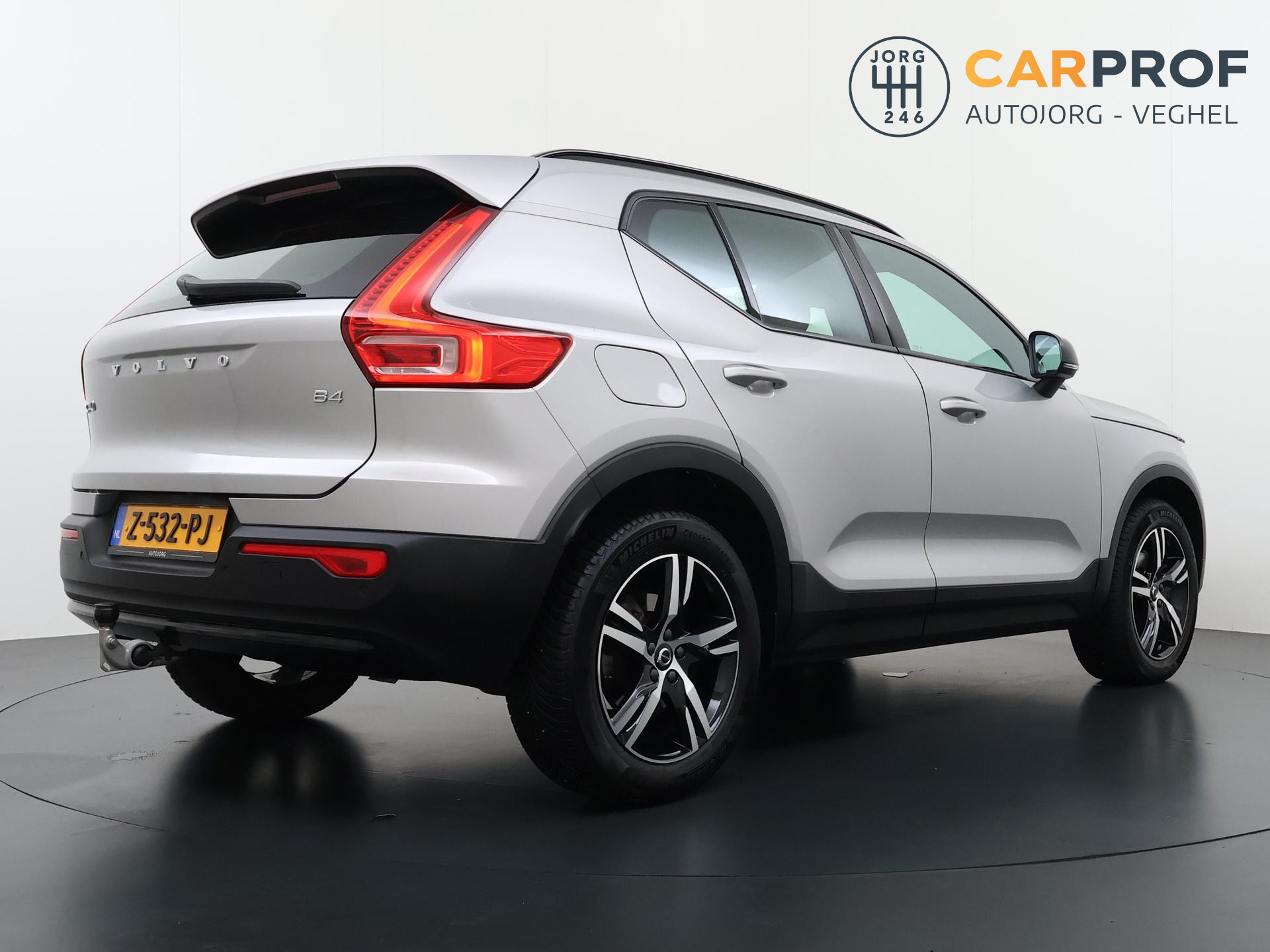 Volvo XC40 2.0 B4 Plus Dark 2
