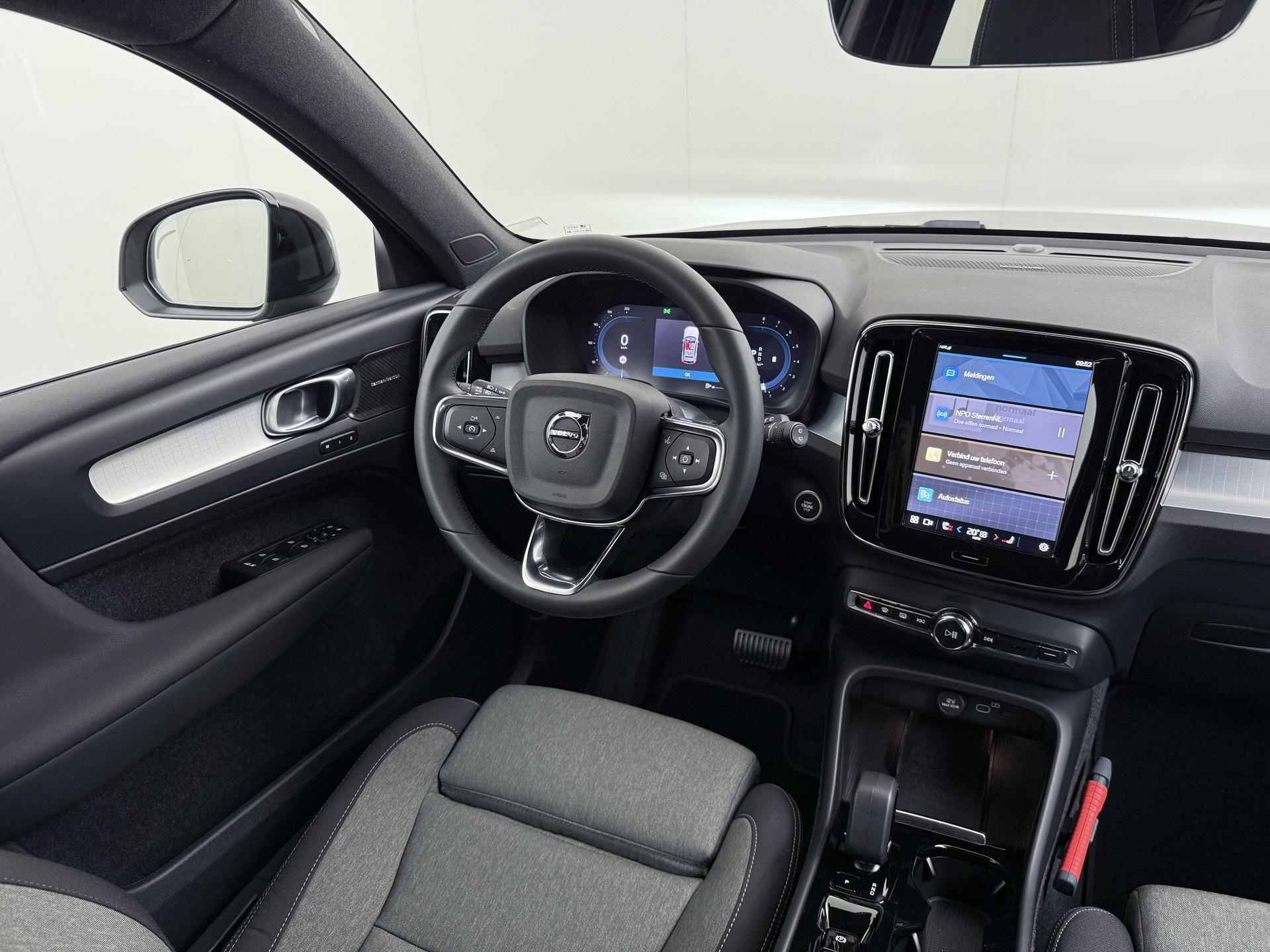 Volvo XC40 2.0 B4 Plus Dark 22