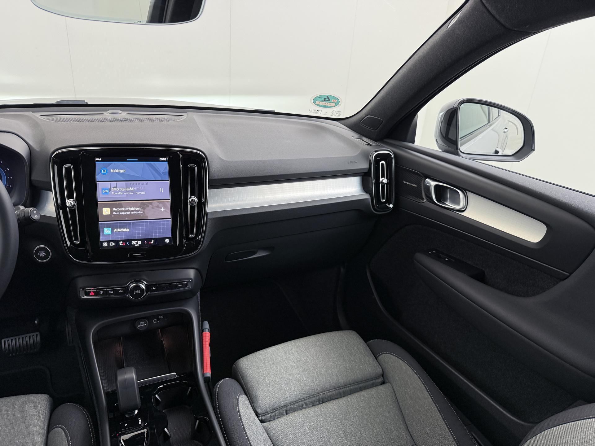 Volvo XC40 2.0 B4 Plus Dark 23