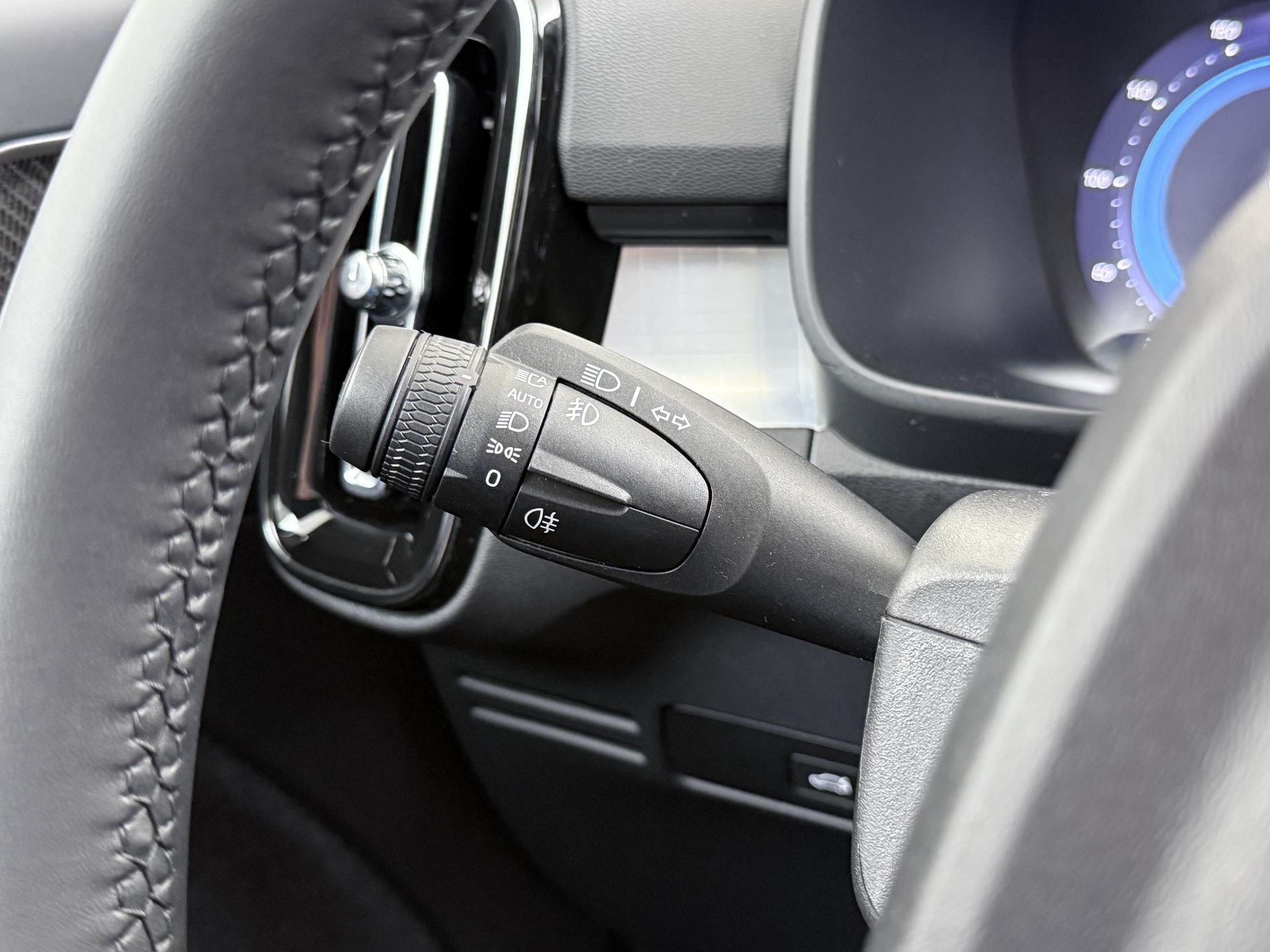 Volvo XC40 2.0 B4 Plus Dark 24