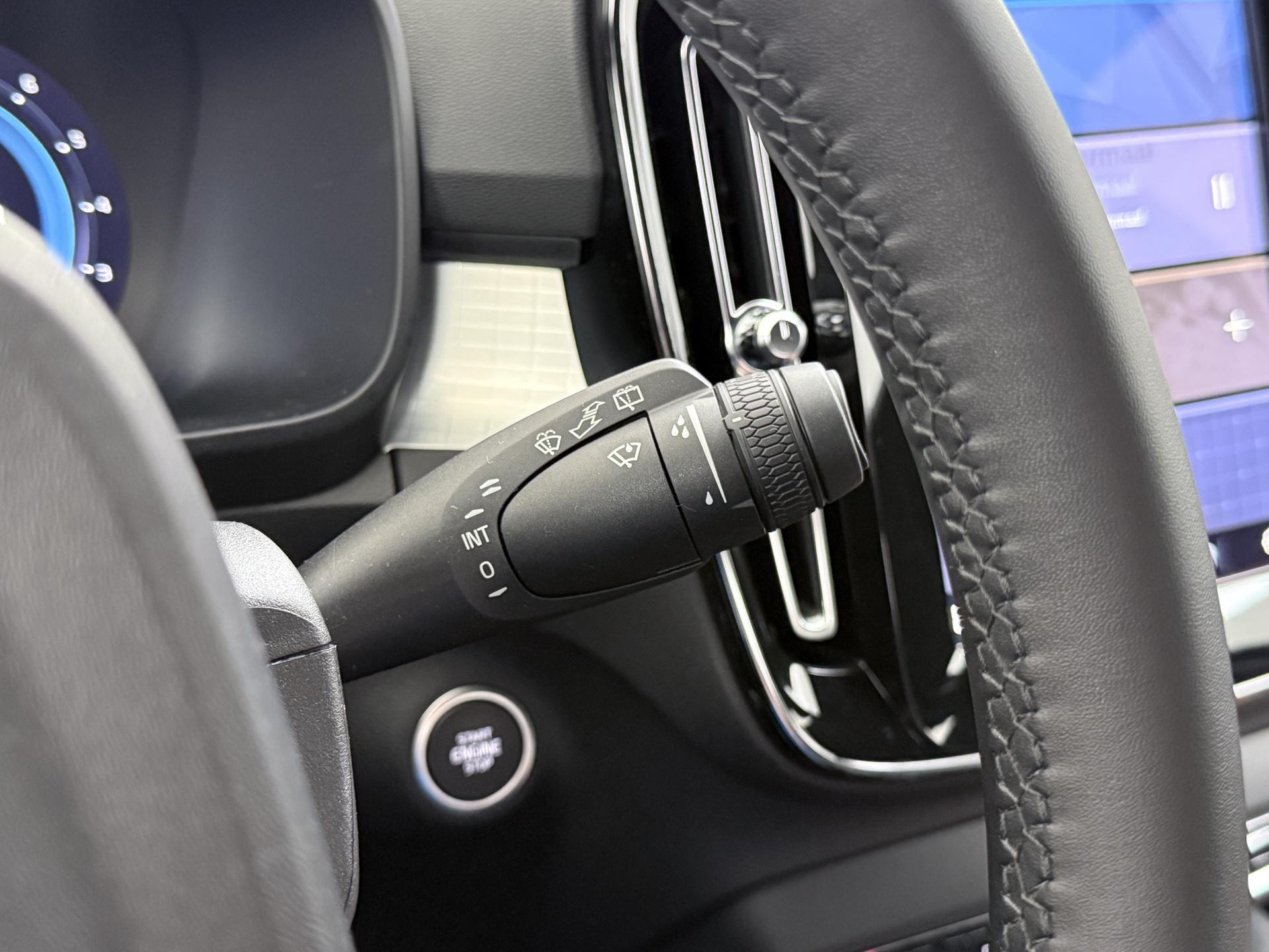 Volvo XC40 2.0 B4 Plus Dark 25