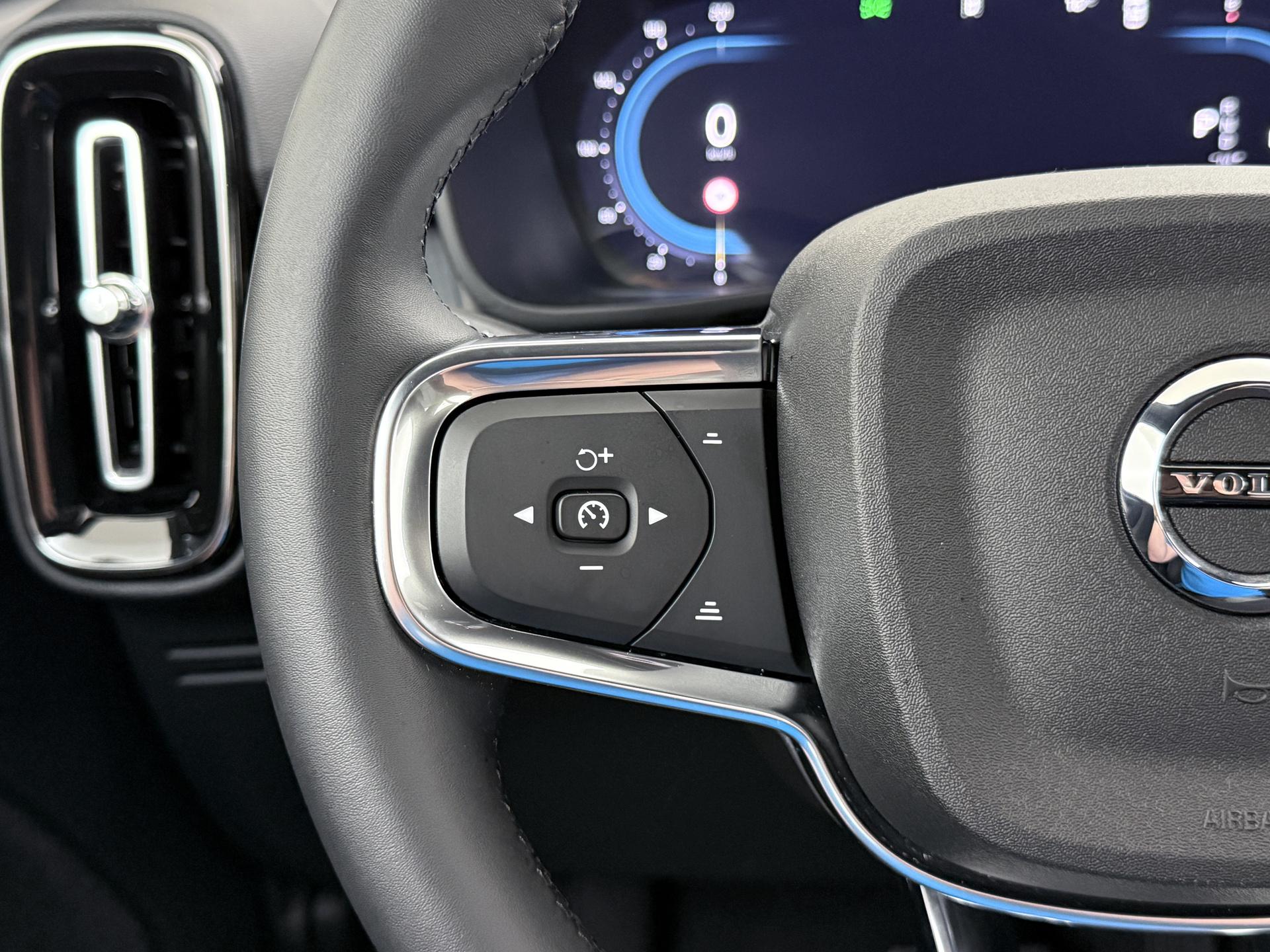 Volvo XC40 2.0 B4 Plus Dark 26