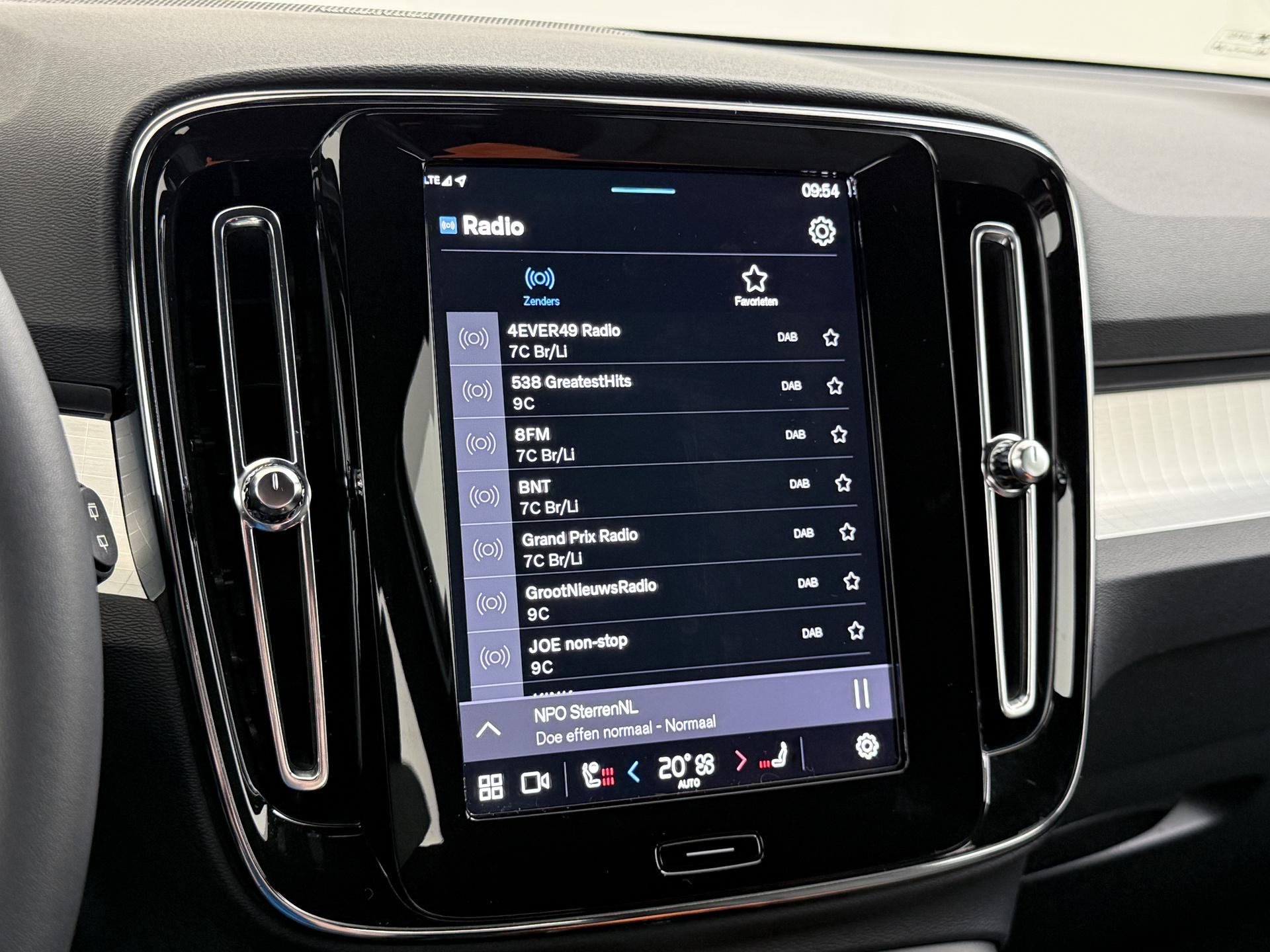 Volvo XC40 2.0 B4 Plus Dark 32