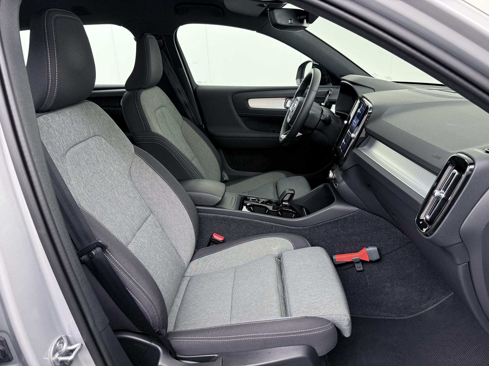 Volvo XC40 2.0 B4 Plus Dark 38