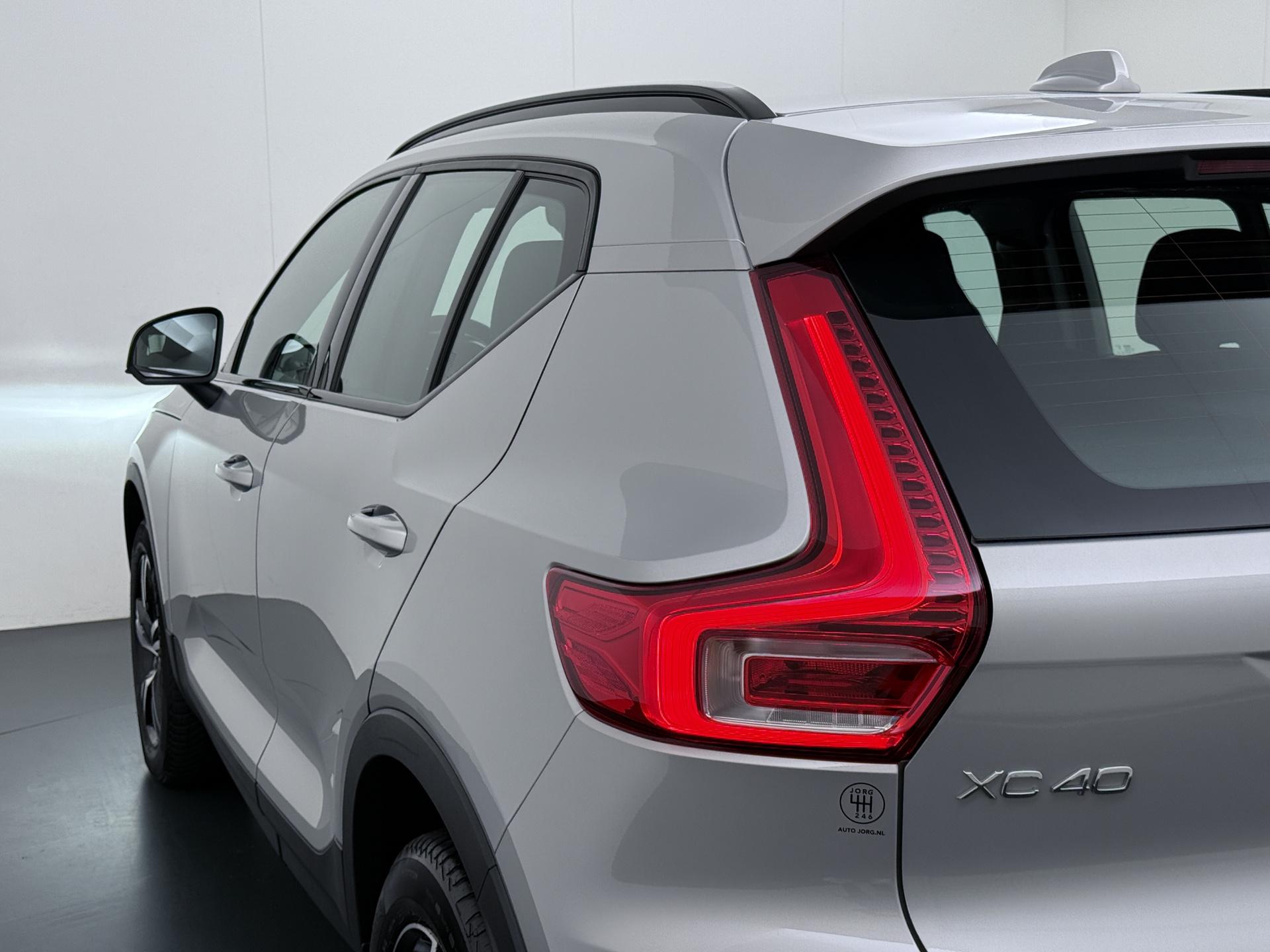 Volvo XC40 2.0 B4 Plus Dark 4