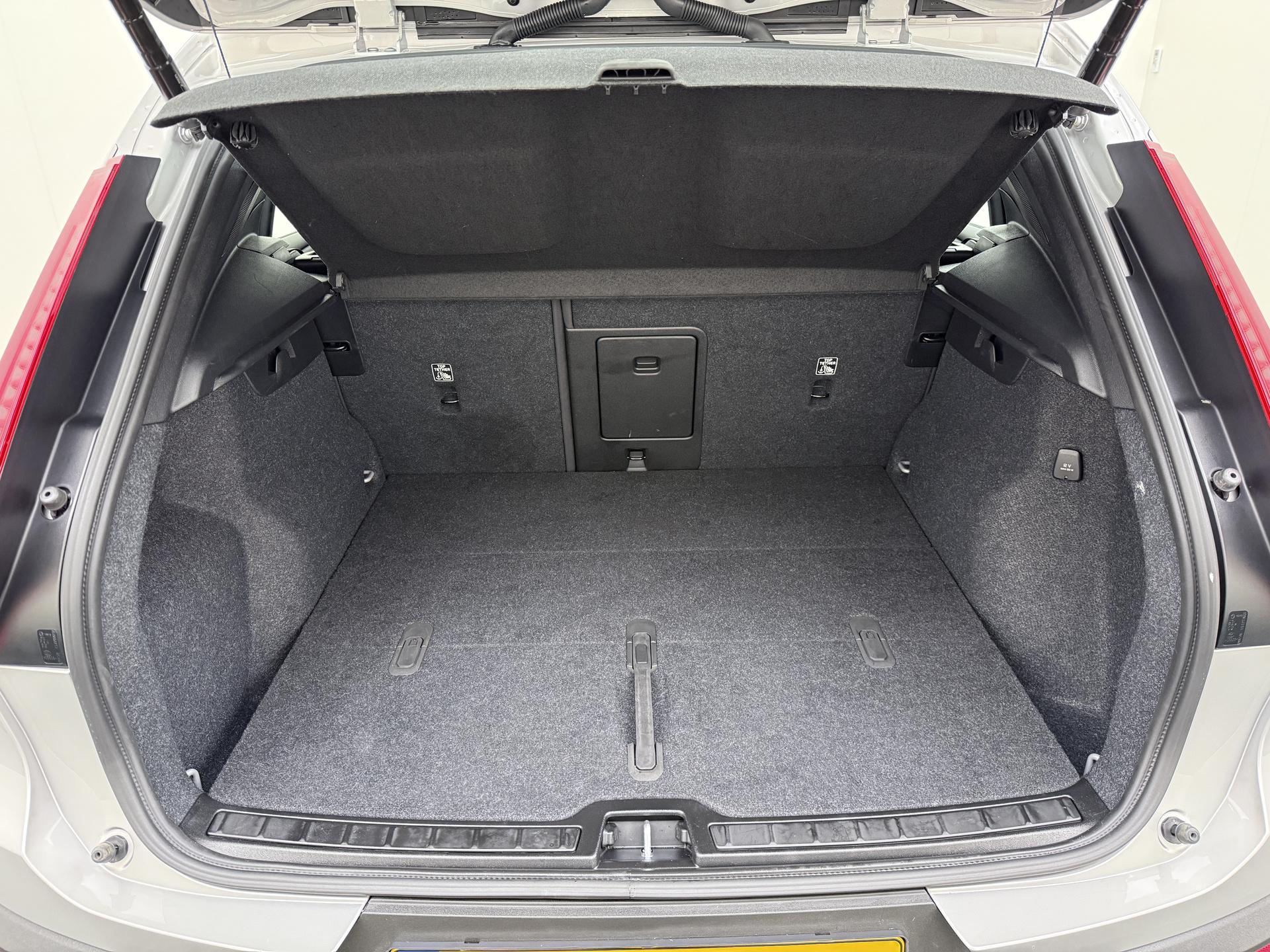 Volvo XC40 2.0 B4 Plus Dark 7