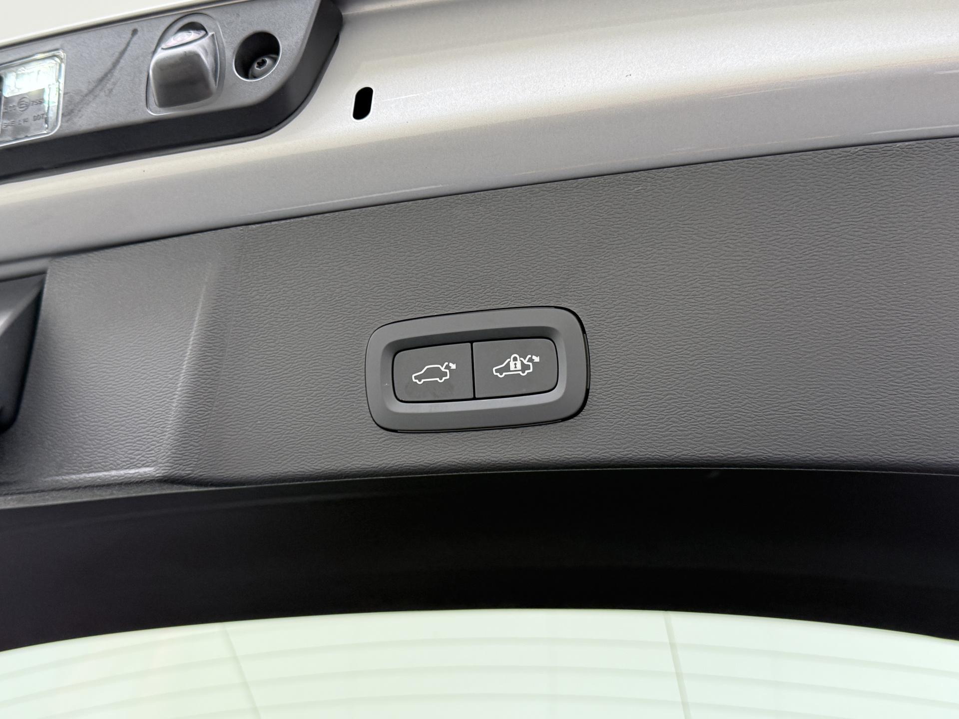 Volvo XC40 2.0 B4 Plus Dark 8