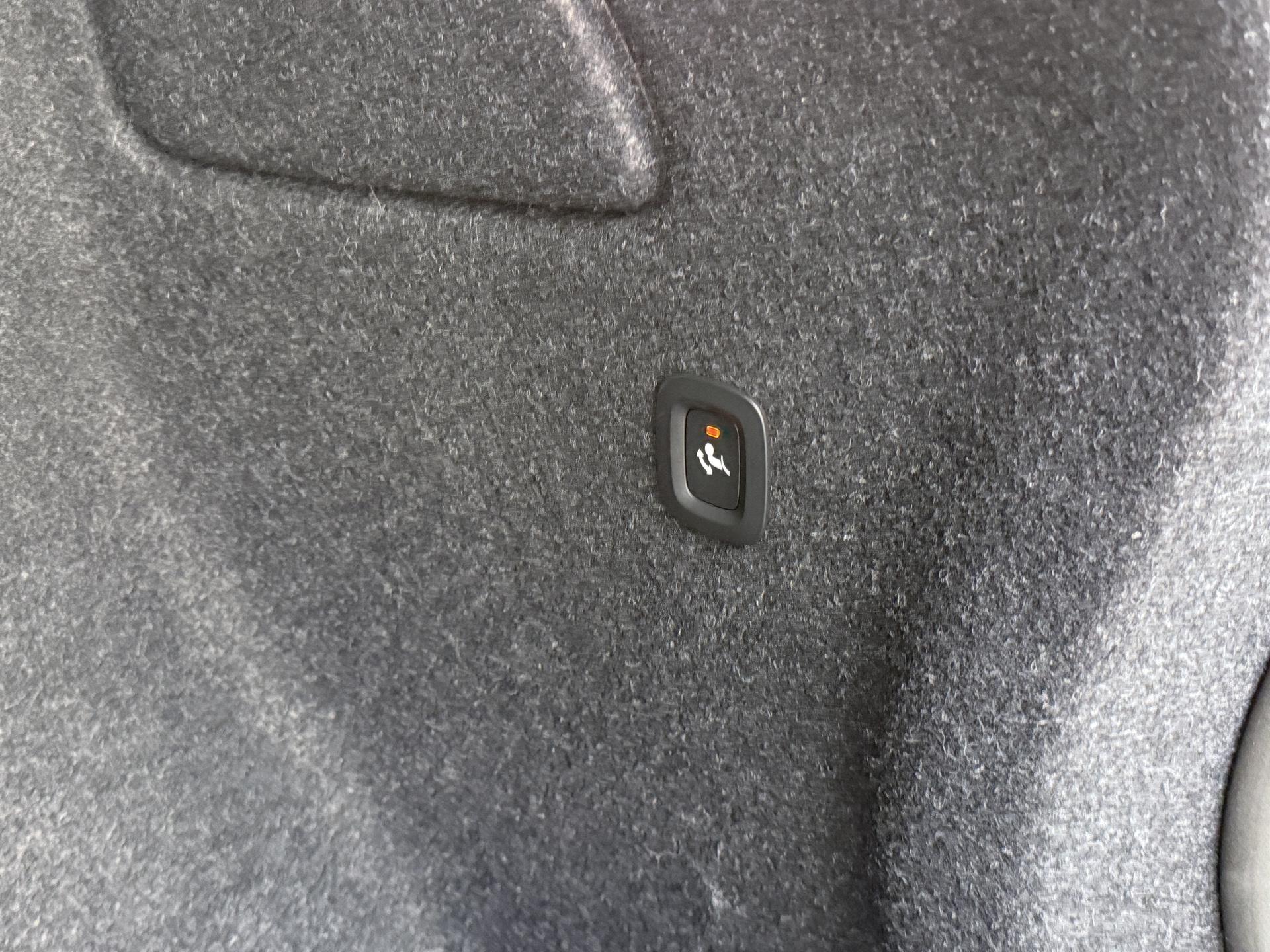 Volvo XC40 2.0 B4 Plus Dark 9