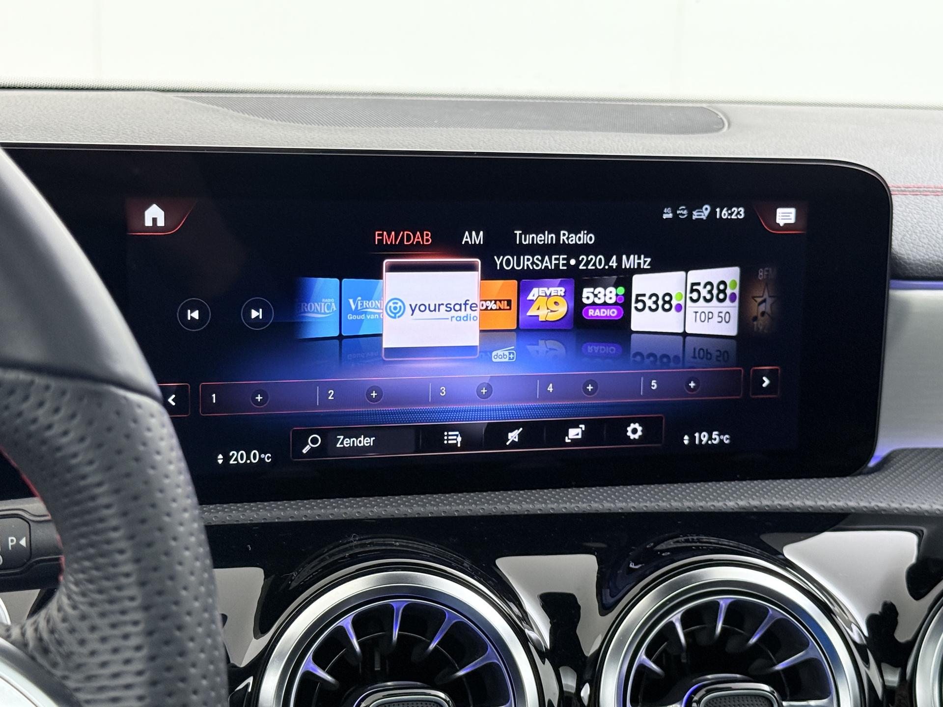 Mercedes-Benz CLA-Klasse 250 e AMG Premium Plus 39