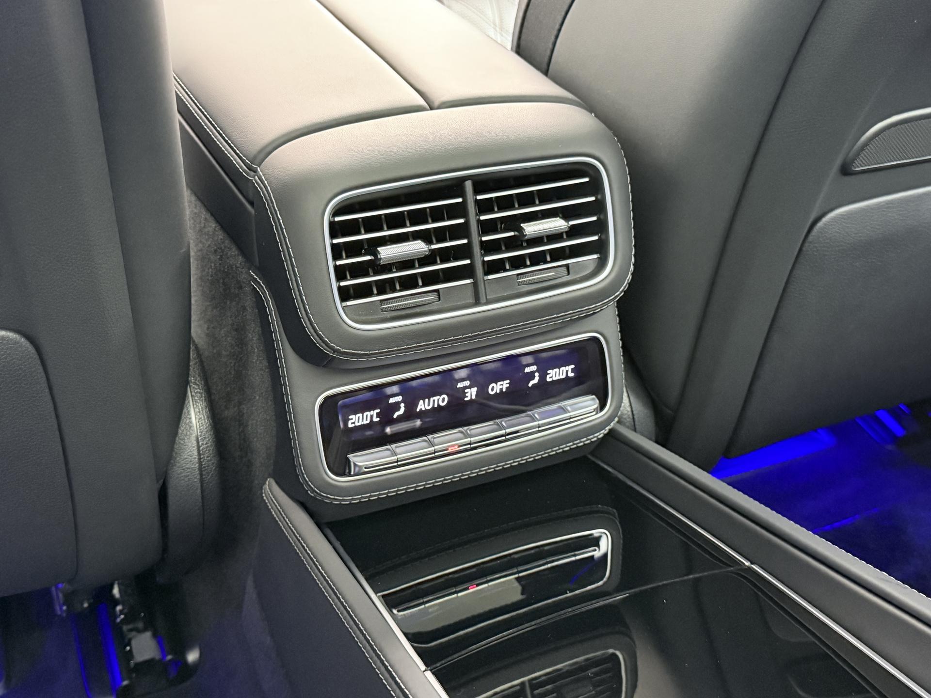 Mercedes-Benz GLS Maybach 600 4MATIC 42