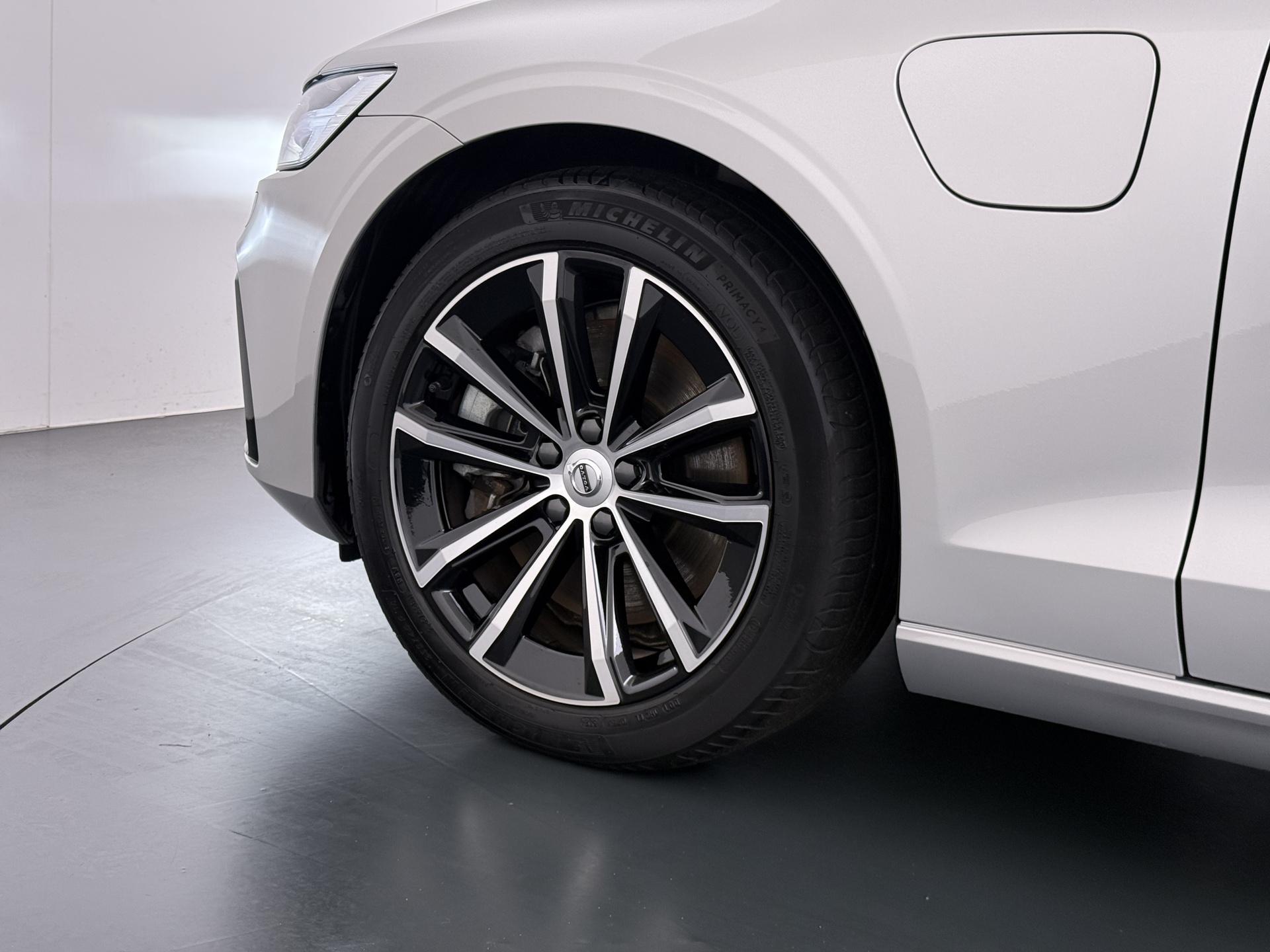 Volvo V60 2.0 T6 Plug-in hybrid AWD Ultra Dark 10