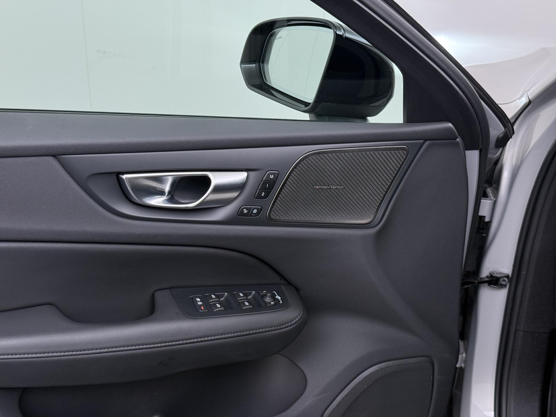 Volvo V60 2.0 T6 Plug-in hybrid AWD Ultra Dark 13