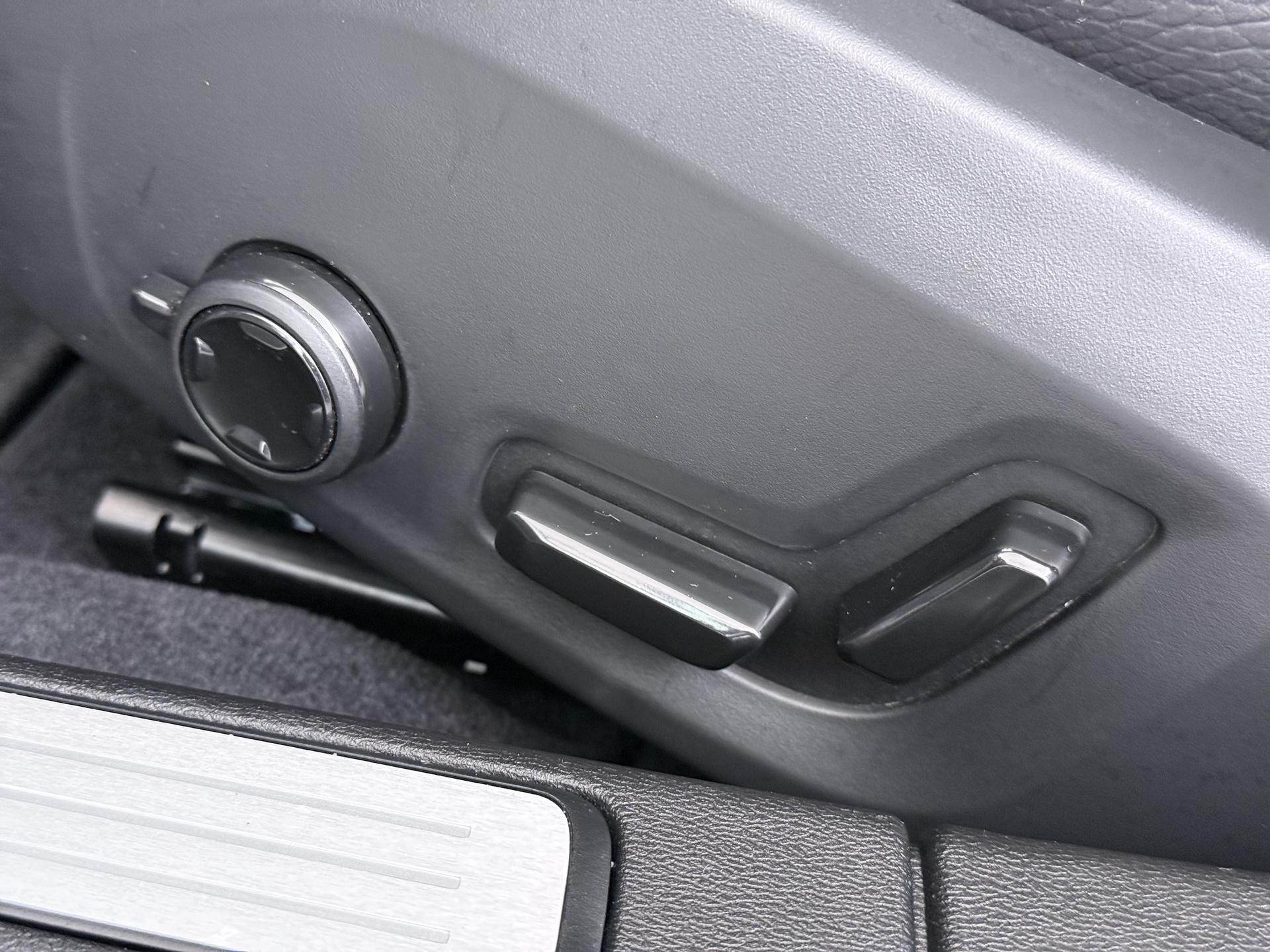 Volvo V60 2.0 T6 Plug-in hybrid AWD Ultra Dark 16