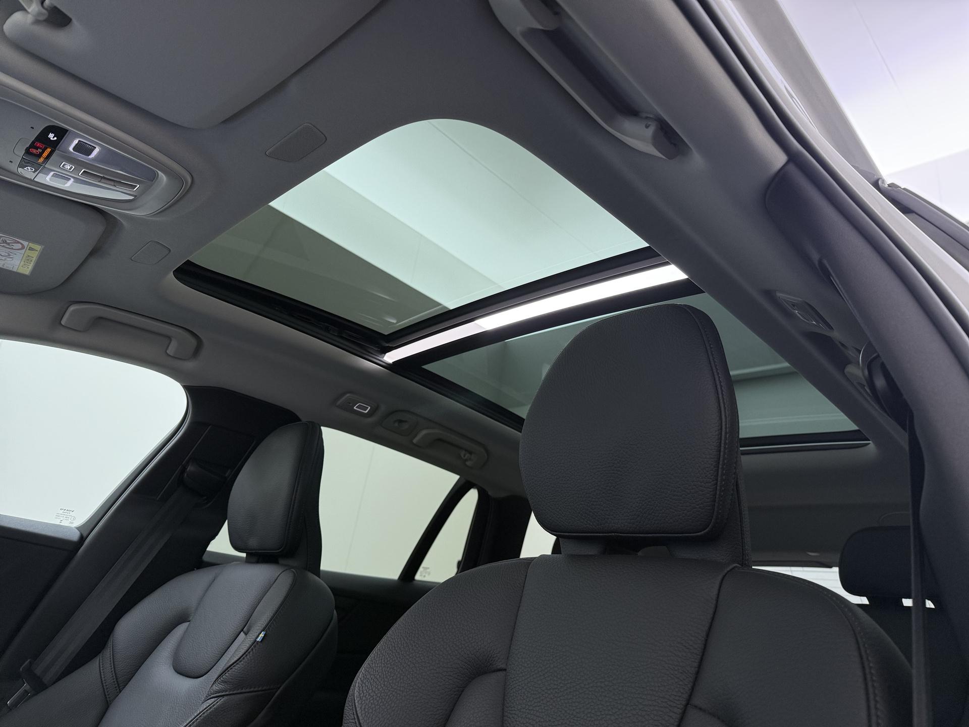 Volvo V60 2.0 T6 Plug-in hybrid AWD Ultra Dark 17