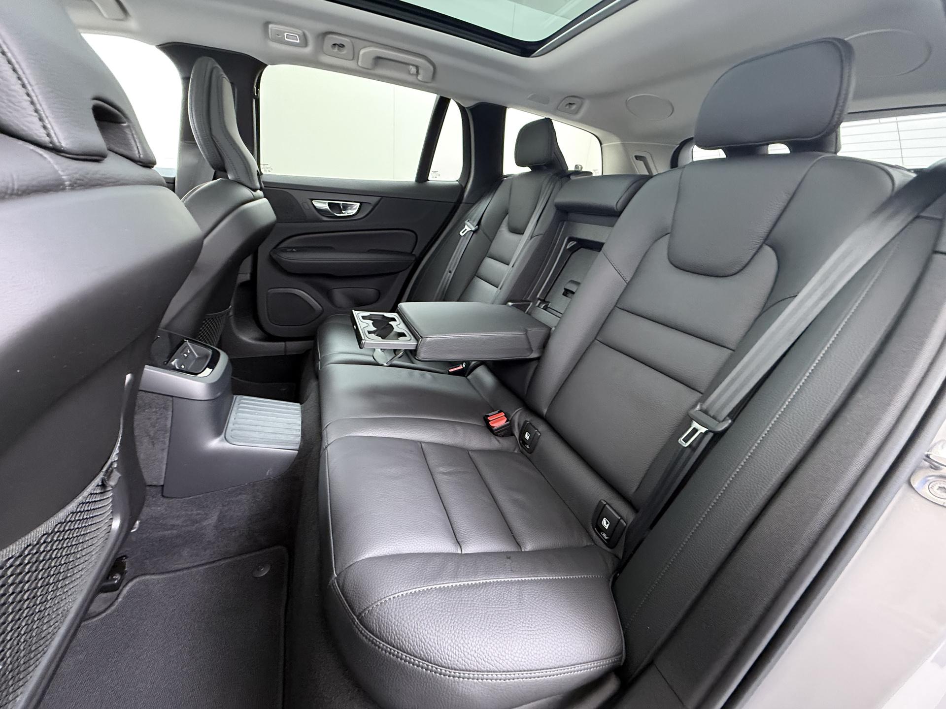 Volvo V60 2.0 T6 Plug-in hybrid AWD Ultra Dark 19