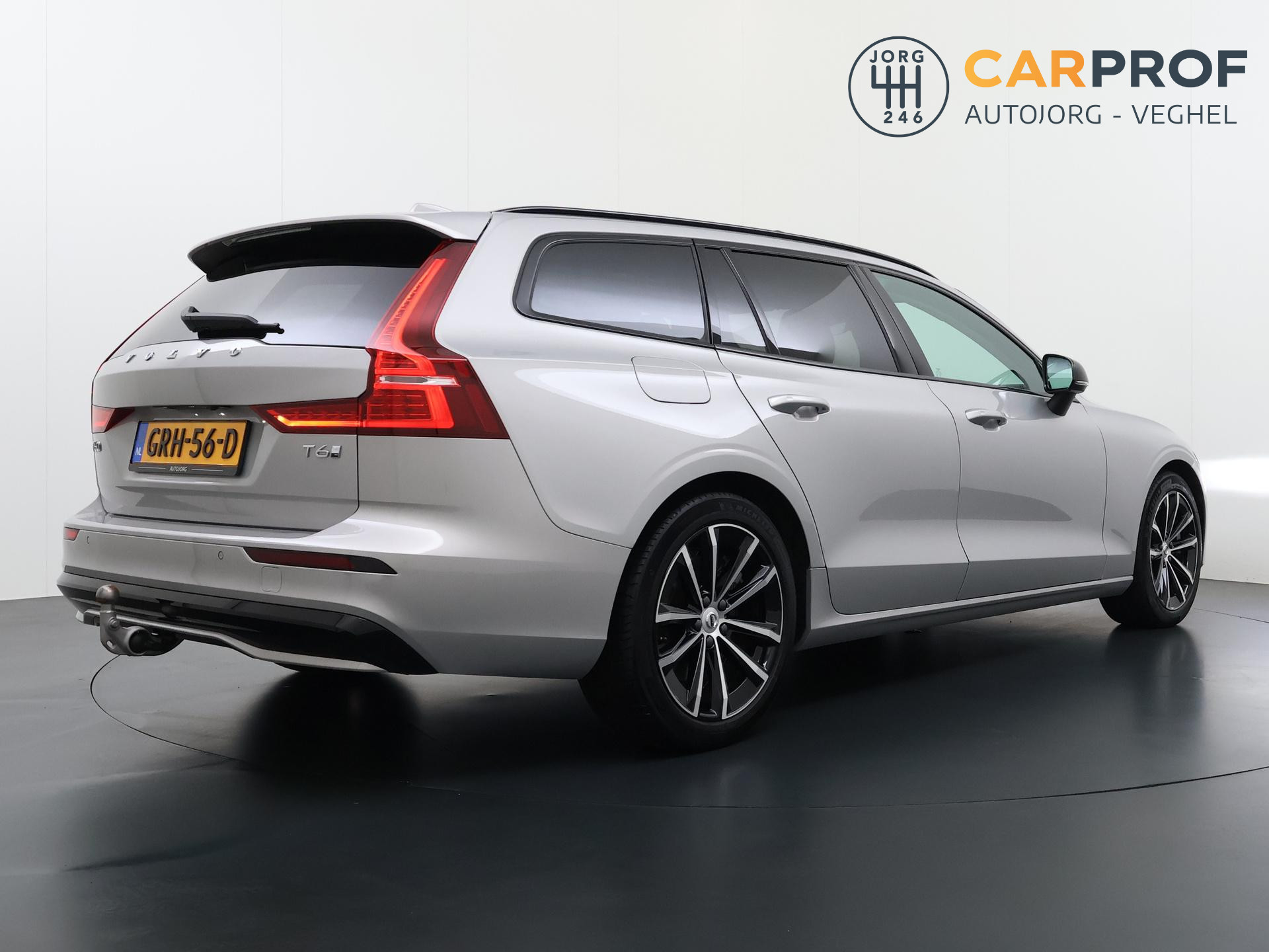 Volvo V60 2.0 T6 Plug-in hybrid AWD Ultra Dark 2
