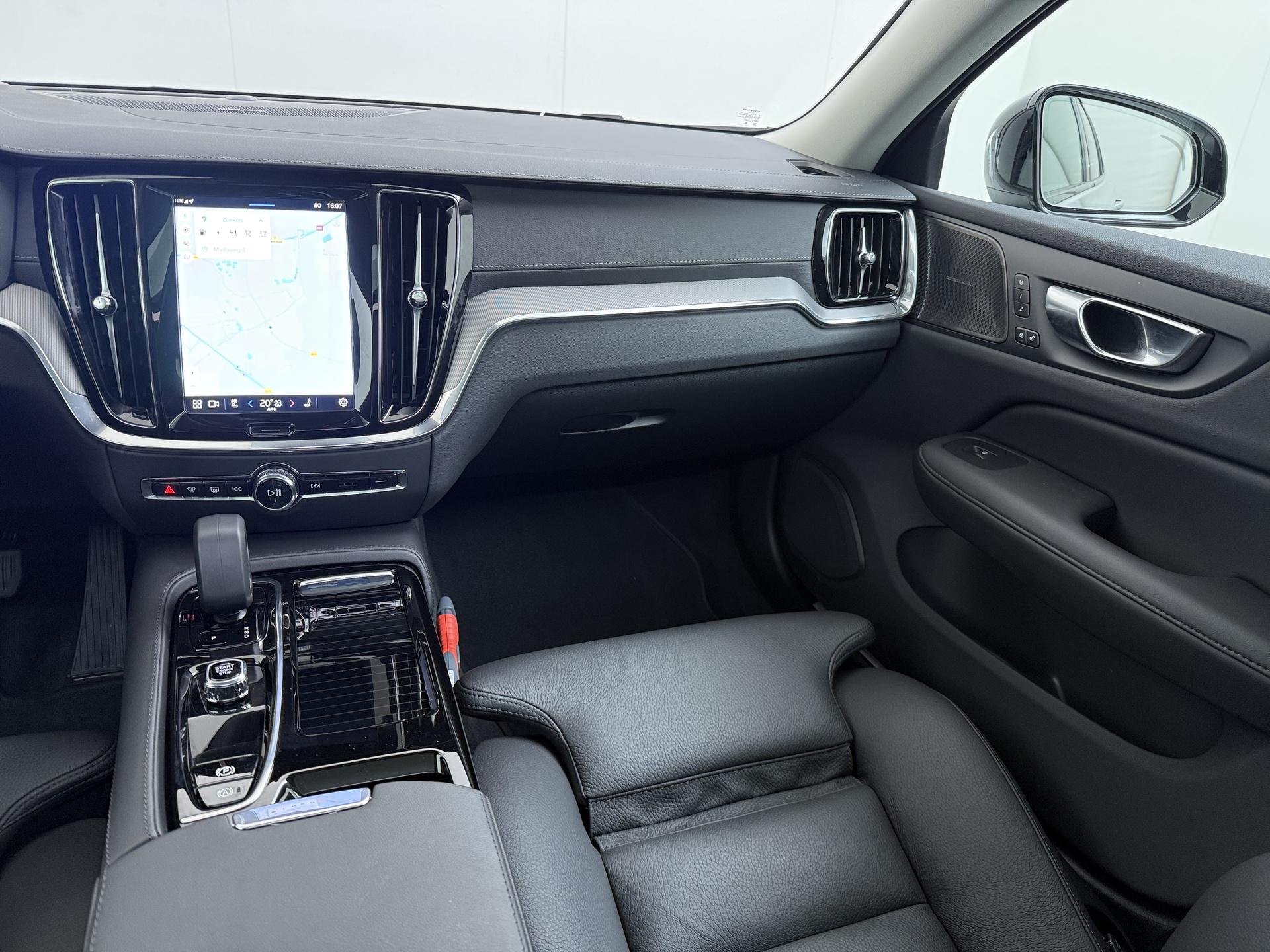 Volvo V60 2.0 T6 Plug-in hybrid AWD Ultra Dark 23