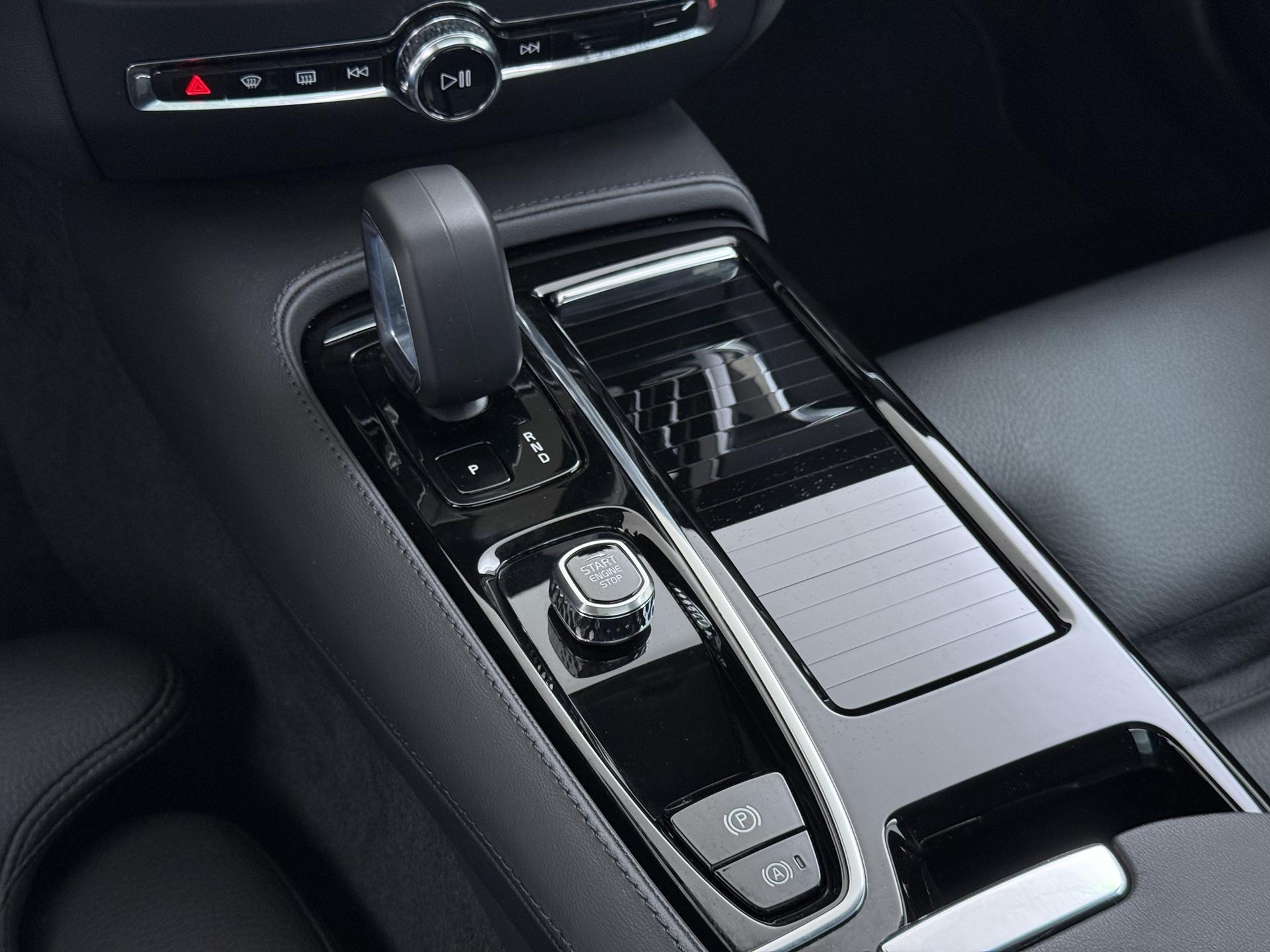 Volvo V60 2.0 T6 Plug-in hybrid AWD Ultra Dark 34