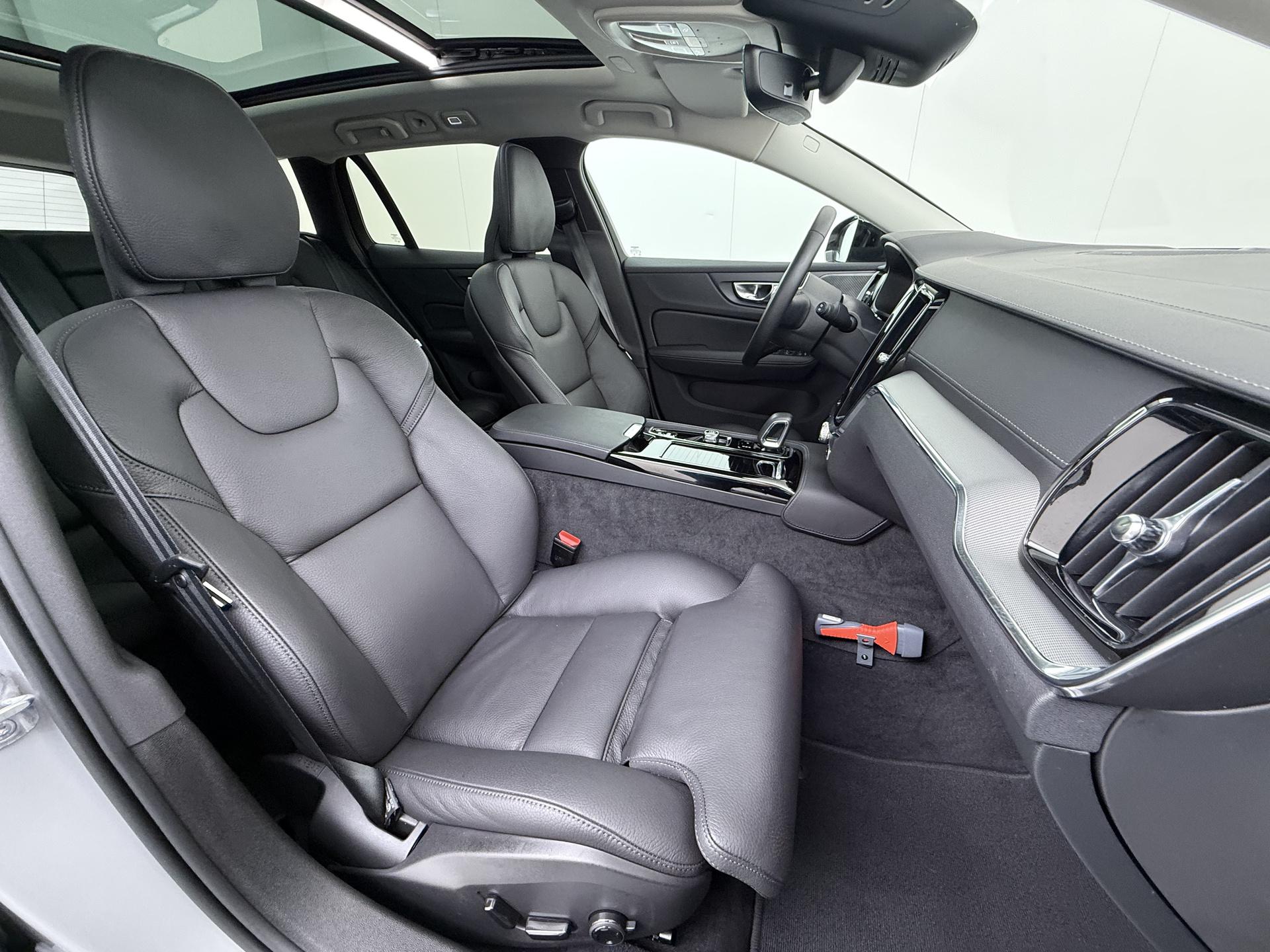 Volvo V60 2.0 T6 Plug-in hybrid AWD Ultra Dark 36