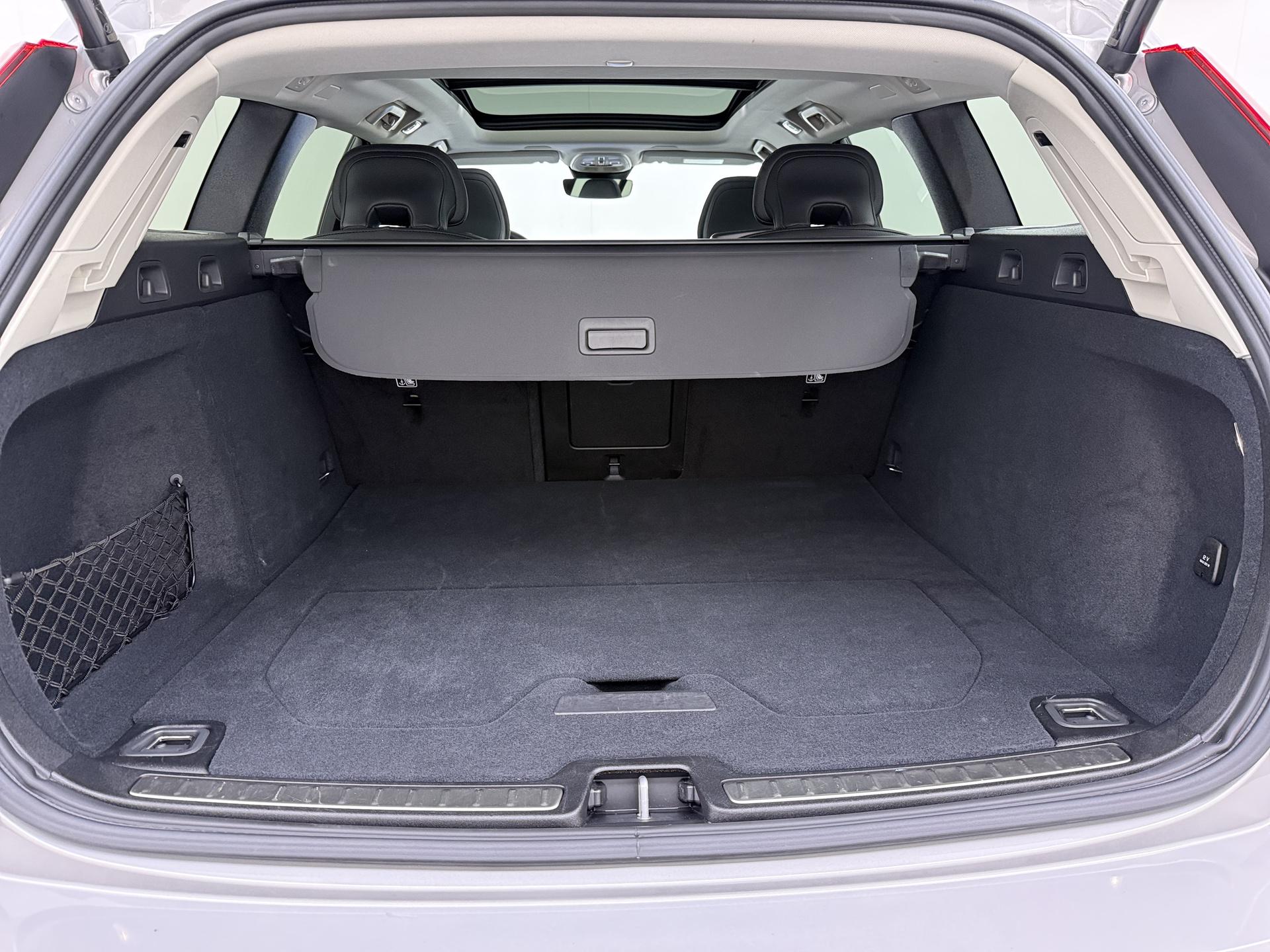 Volvo V60 2.0 T6 Plug-in hybrid AWD Ultra Dark 8