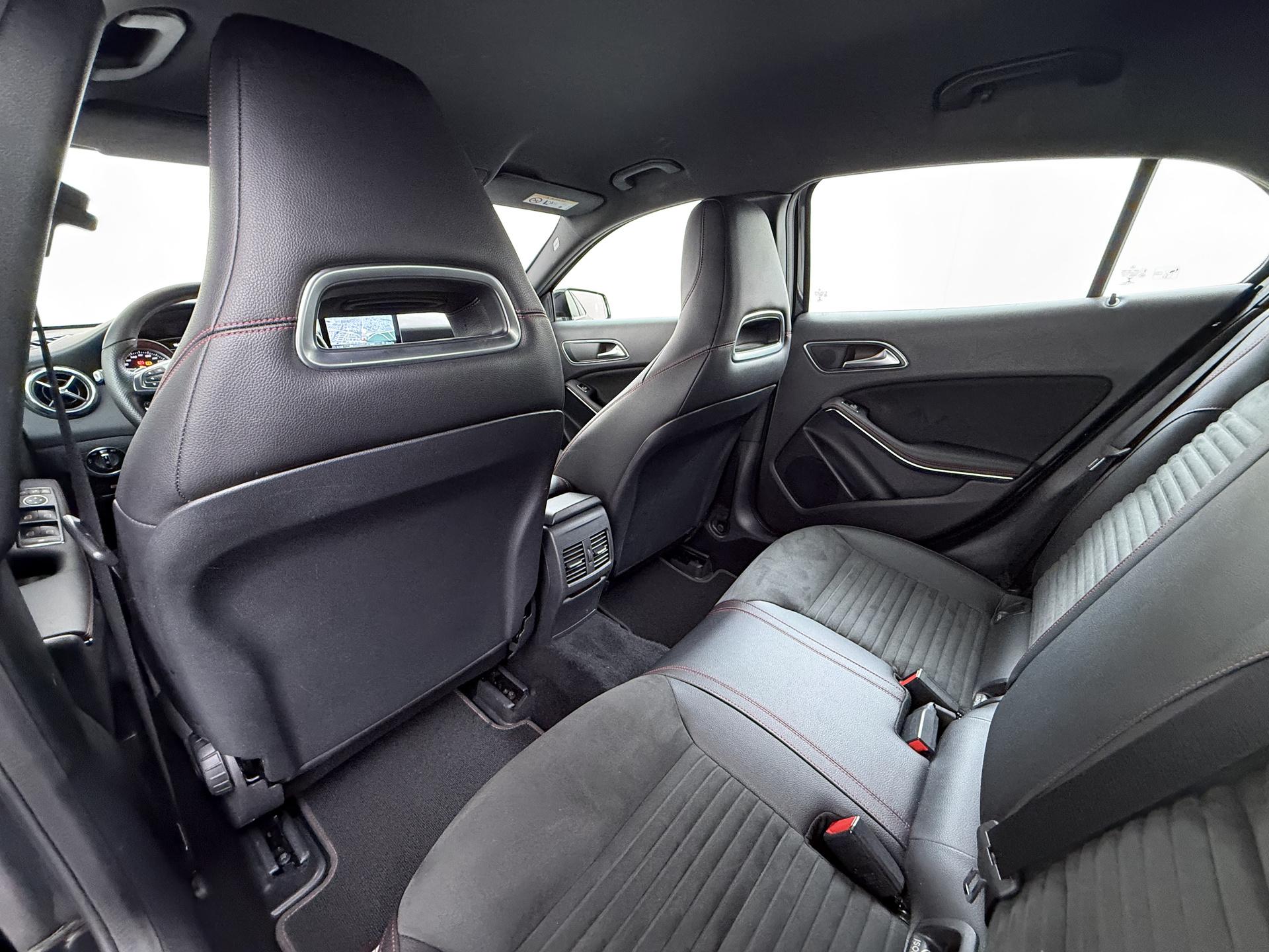 Mercedes-Benz GLA-klasse 180 Business Solution AMG 16