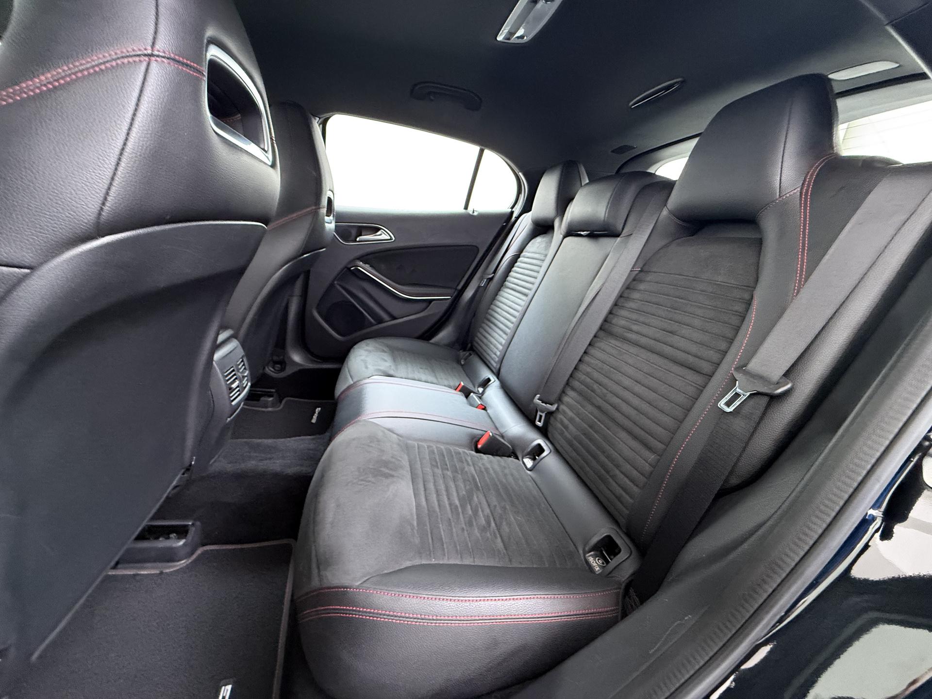 Mercedes-Benz GLA-klasse 180 Business Solution AMG 17