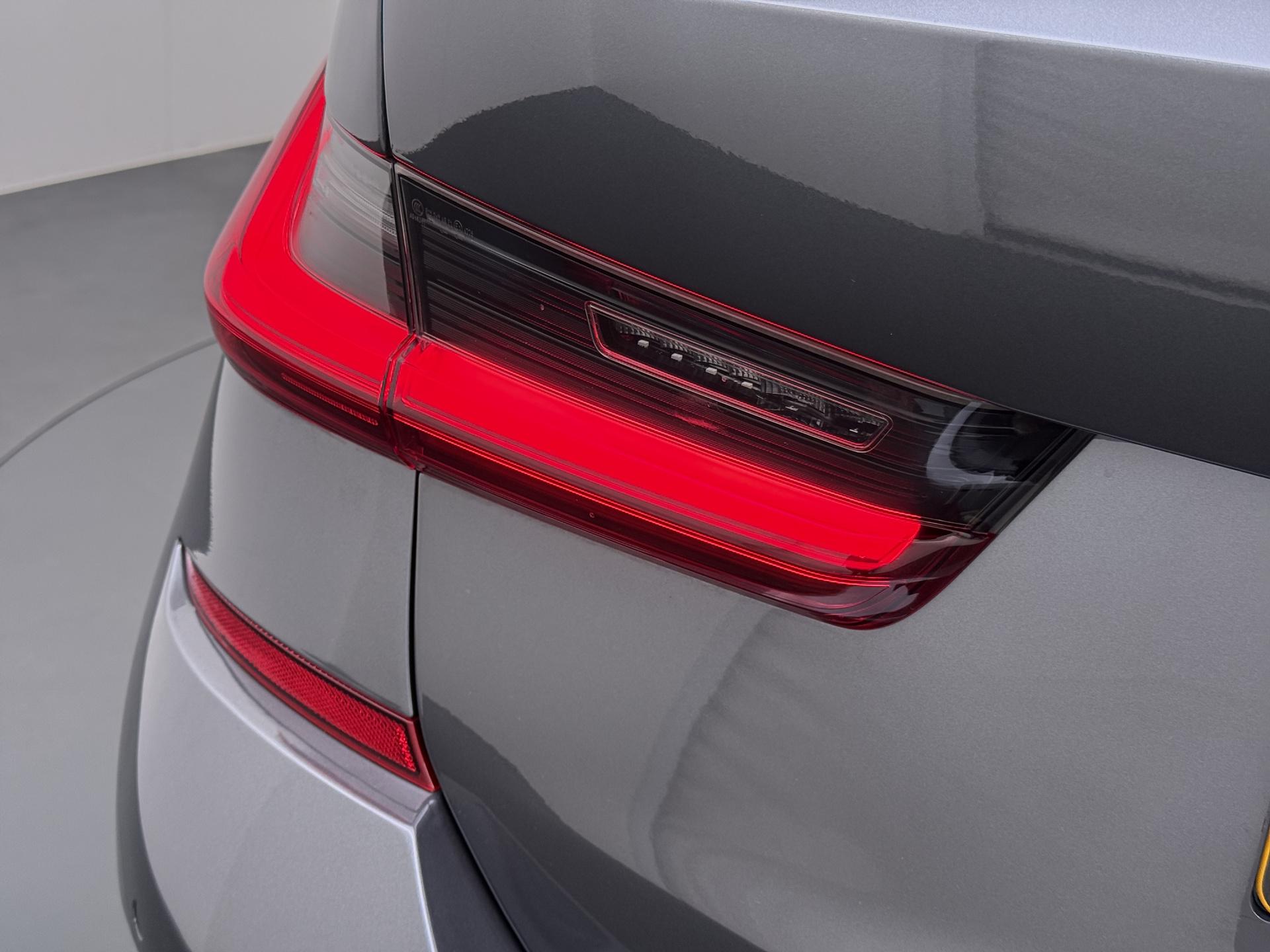 BMW 3 Serie Touring 330e 13