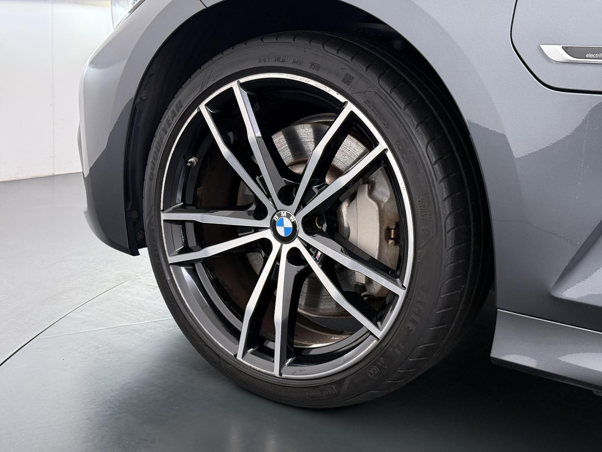 BMW 3 Serie Touring 330e 17