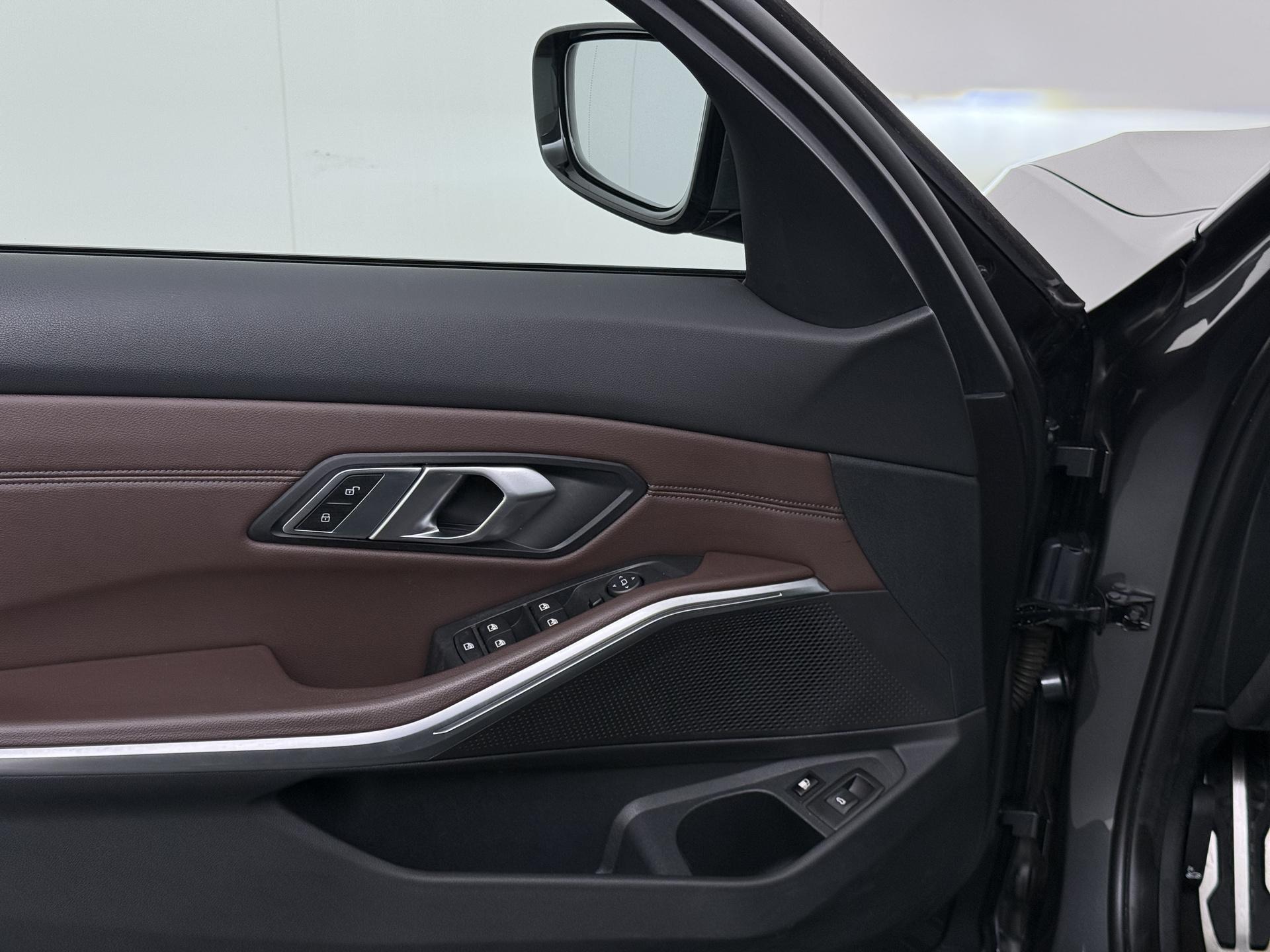 BMW 3 Serie Touring 330e 18