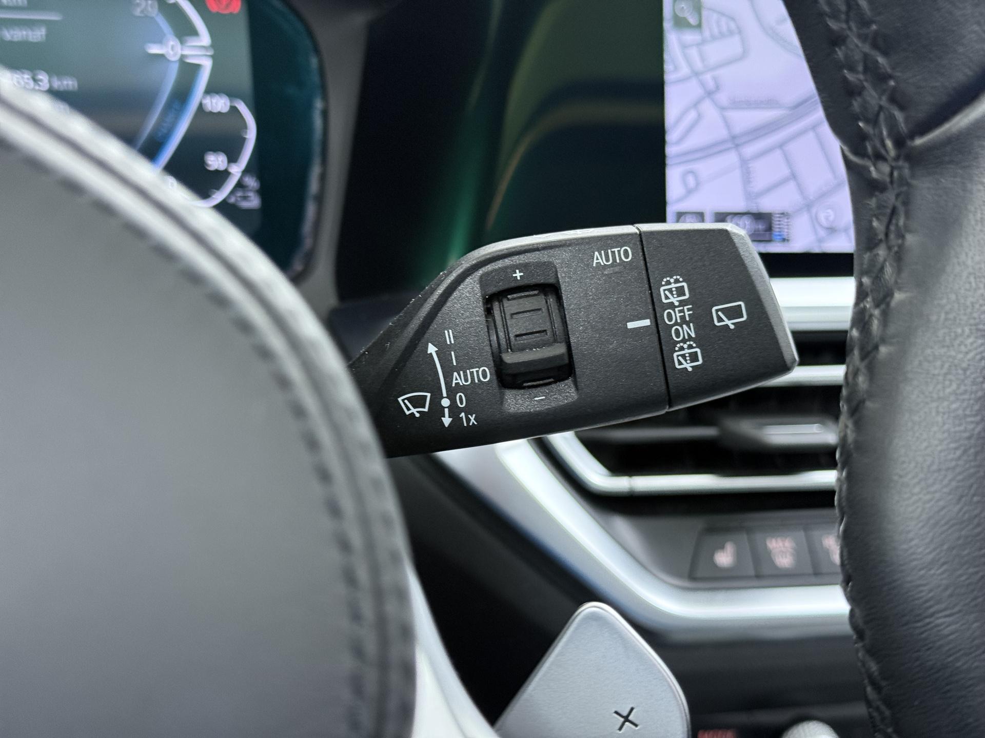 BMW 3 Serie Touring 330e 25