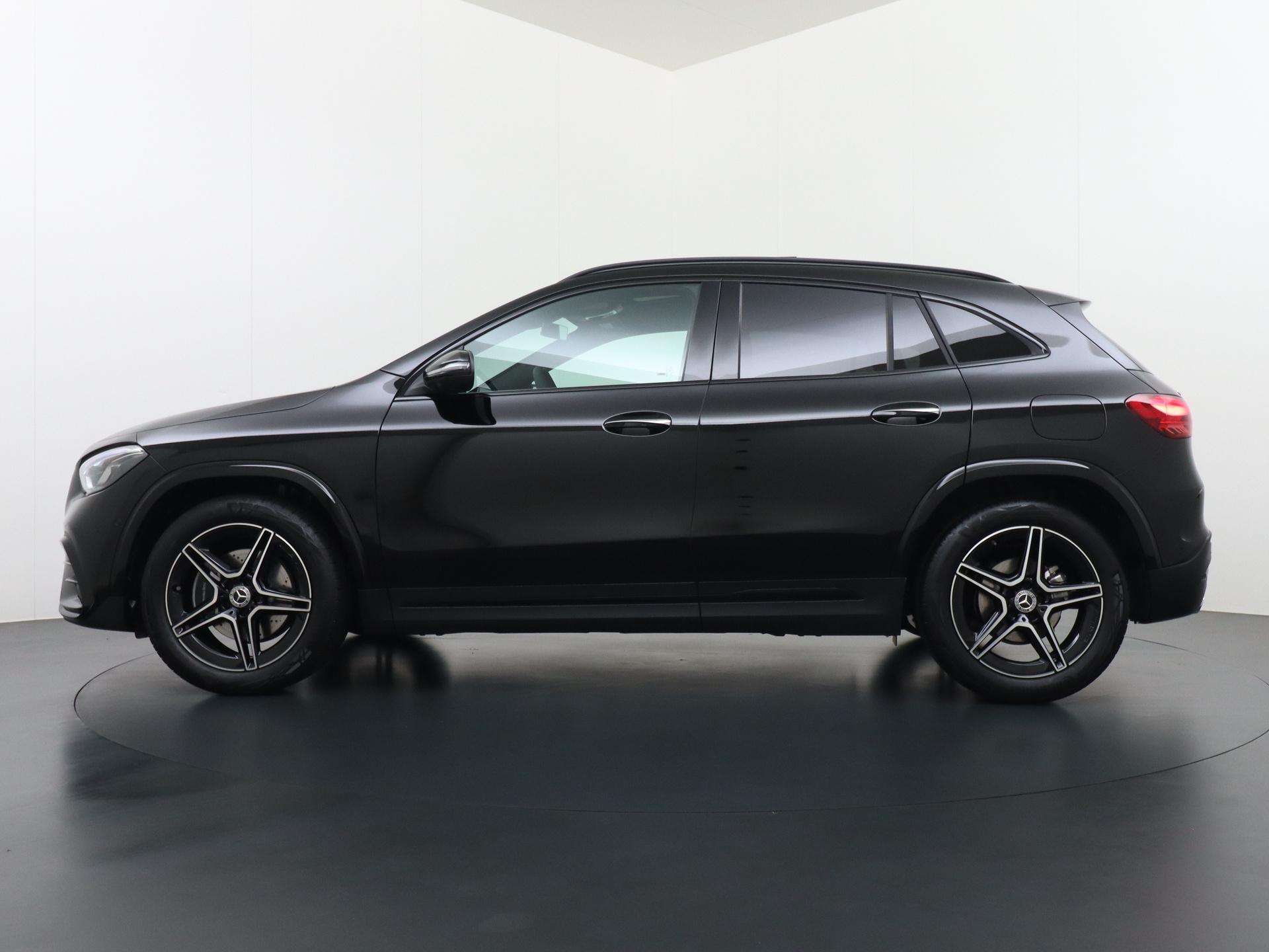 Mercedes-Benz GLA 180 Business Solution AMG 1