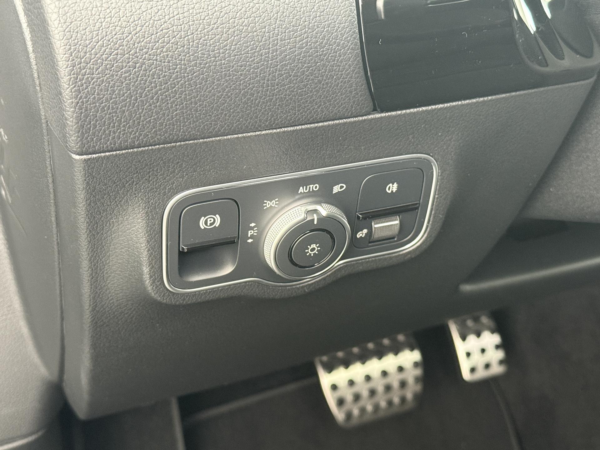 Mercedes-Benz GLA 180 Business Solution AMG 24