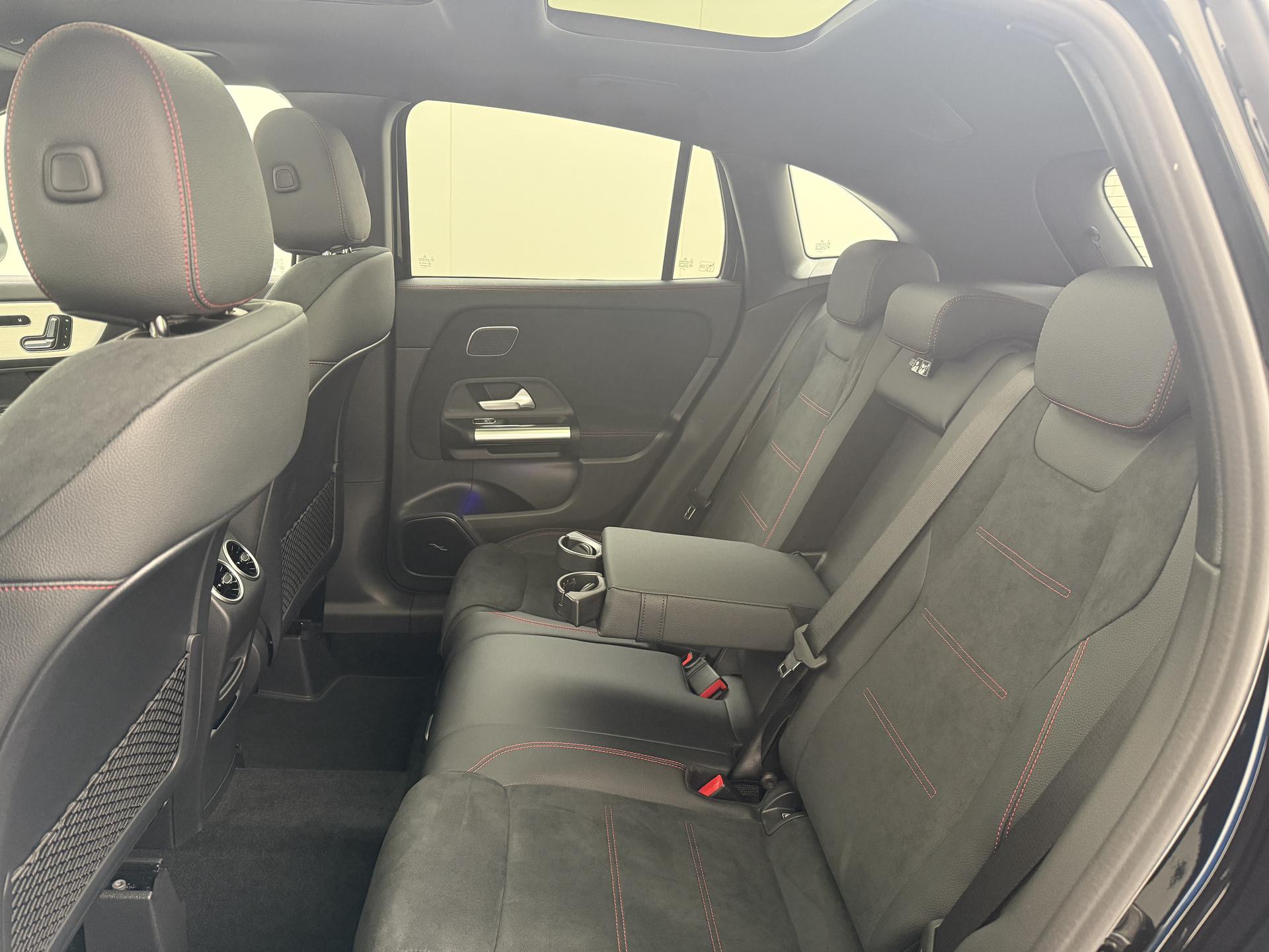 Mercedes-Benz GLA 180 Business Solution AMG 28