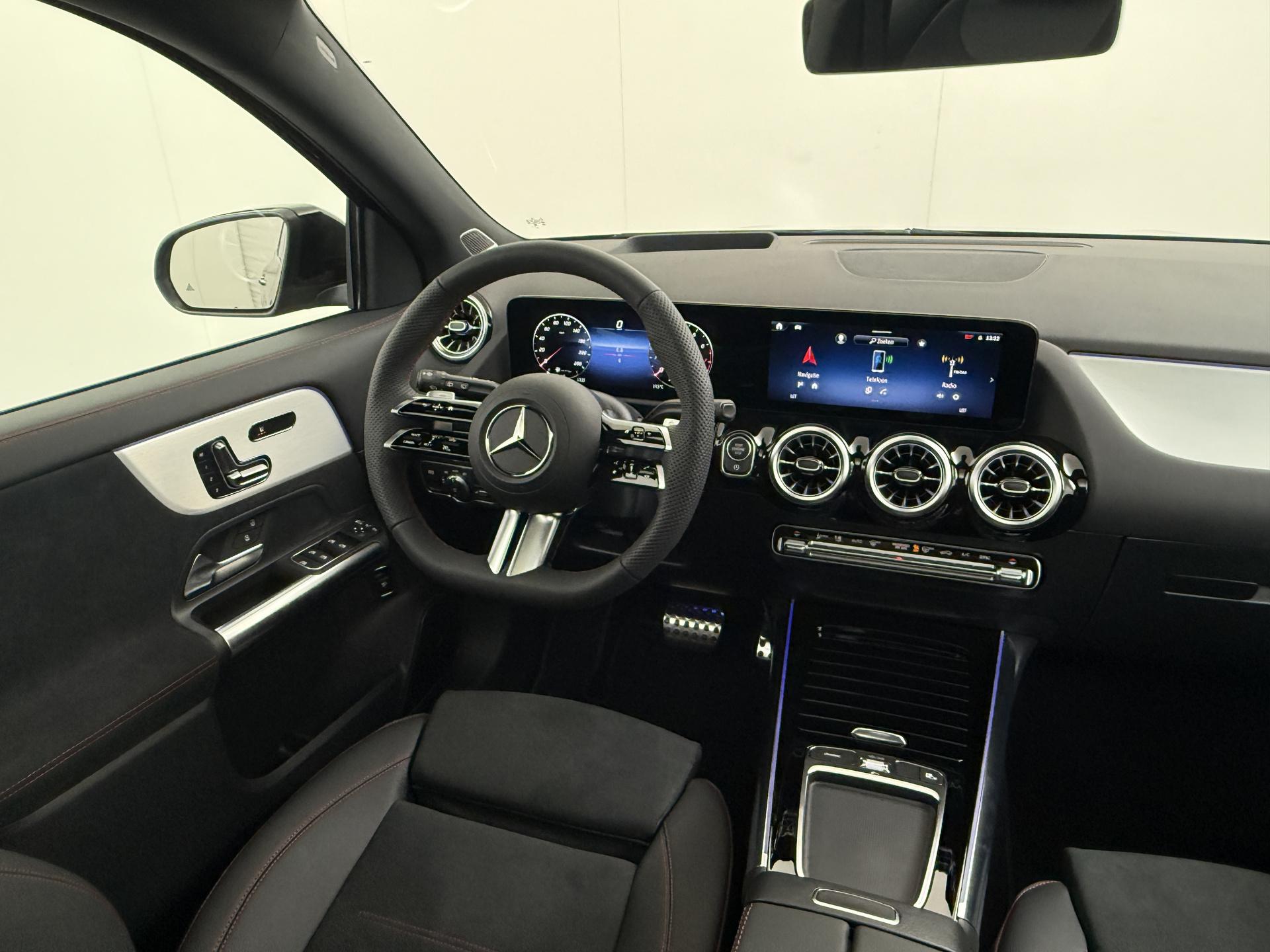 Mercedes-Benz GLA 180 Business Solution AMG 30