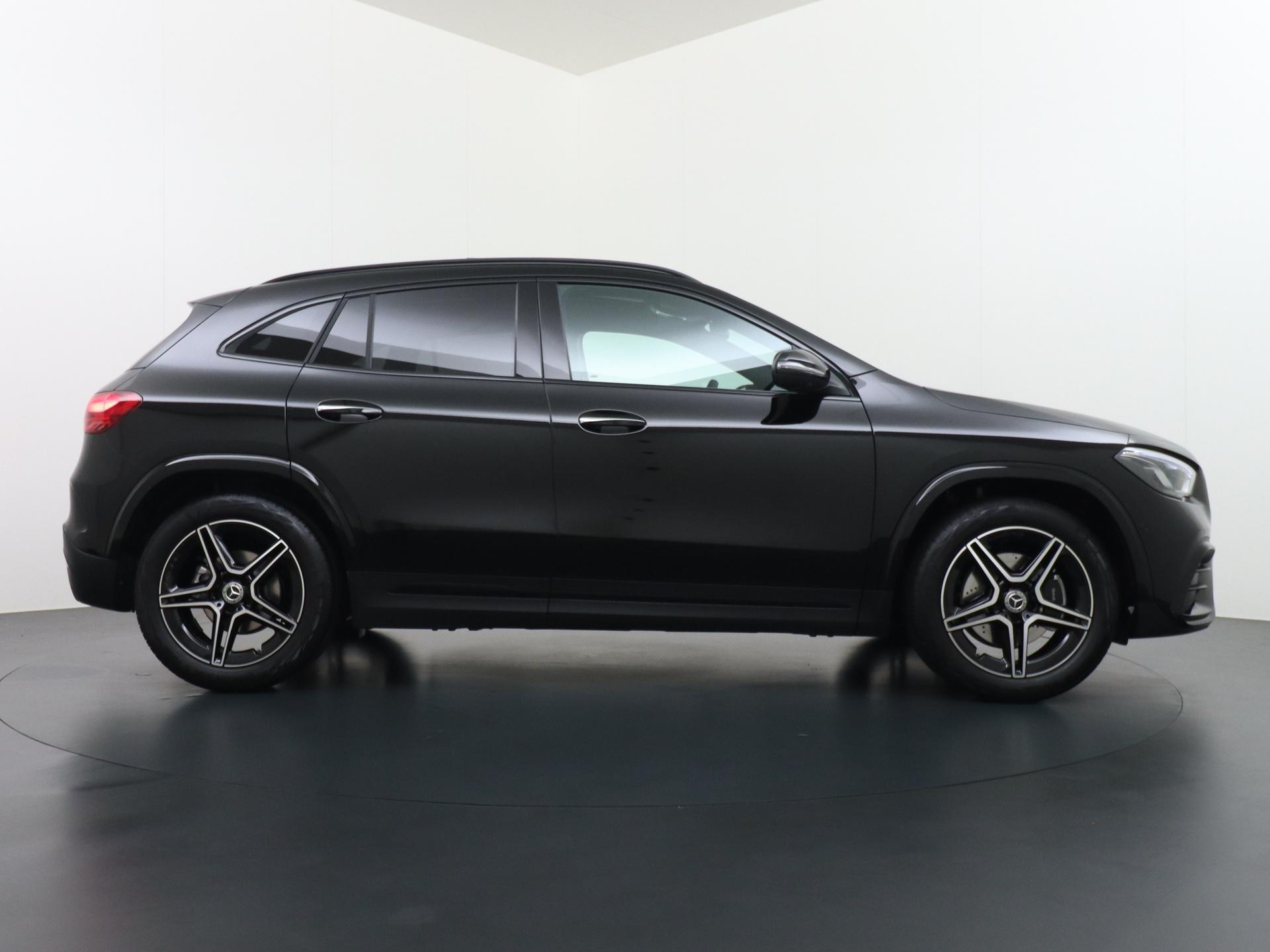 Mercedes-Benz GLA 180 Business Solution AMG 5