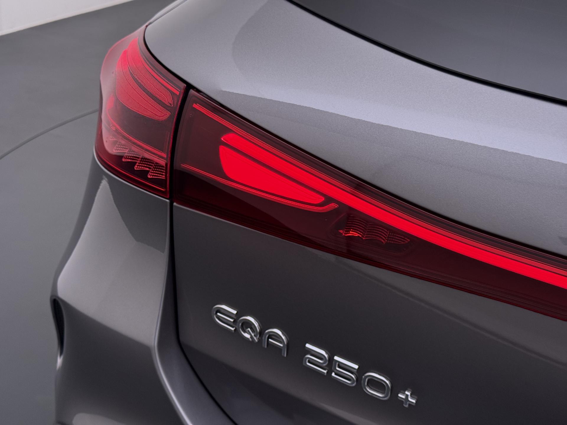 Mercedes-Benz EQA 250+ AMG Line Premium 71 kWh Accu 17