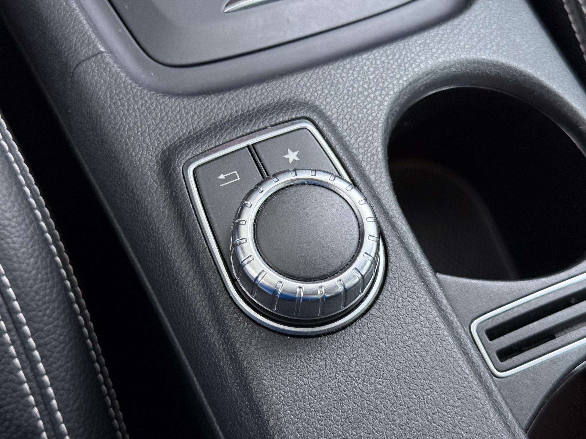 Mercedes-Benz GLA 180 Prestige 33