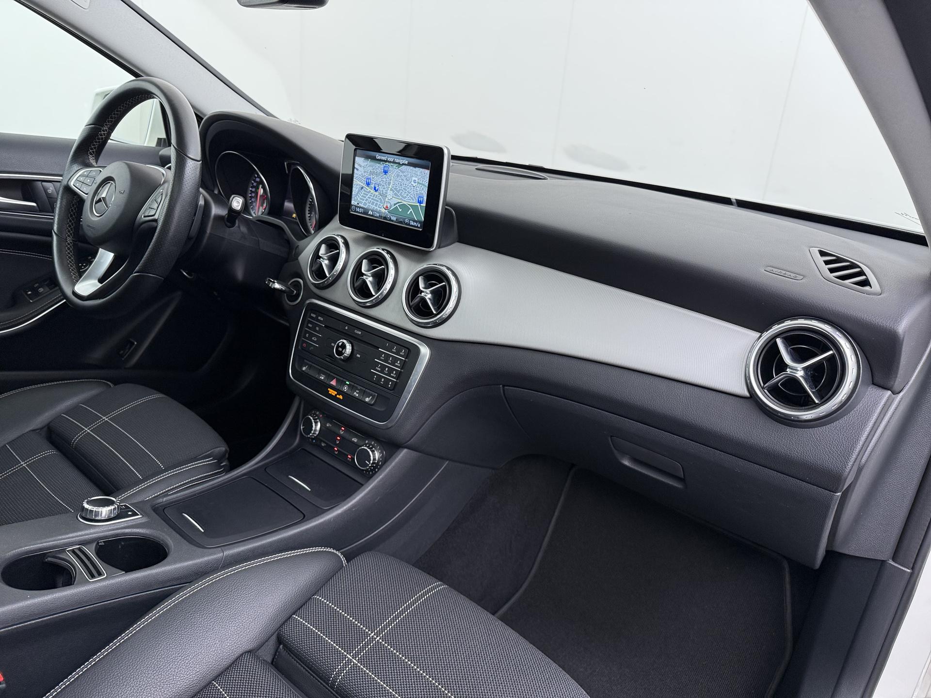 Mercedes-Benz GLA 180 Prestige 34