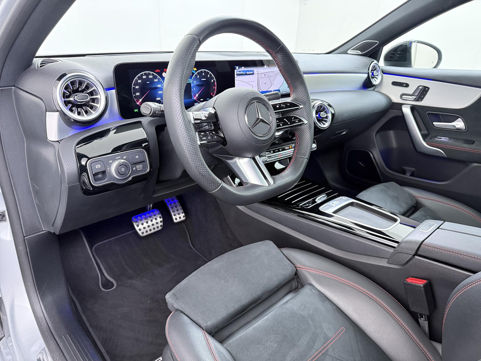 Mercedes-Benz A-klasse 180 AMG Line (Facelift) 1