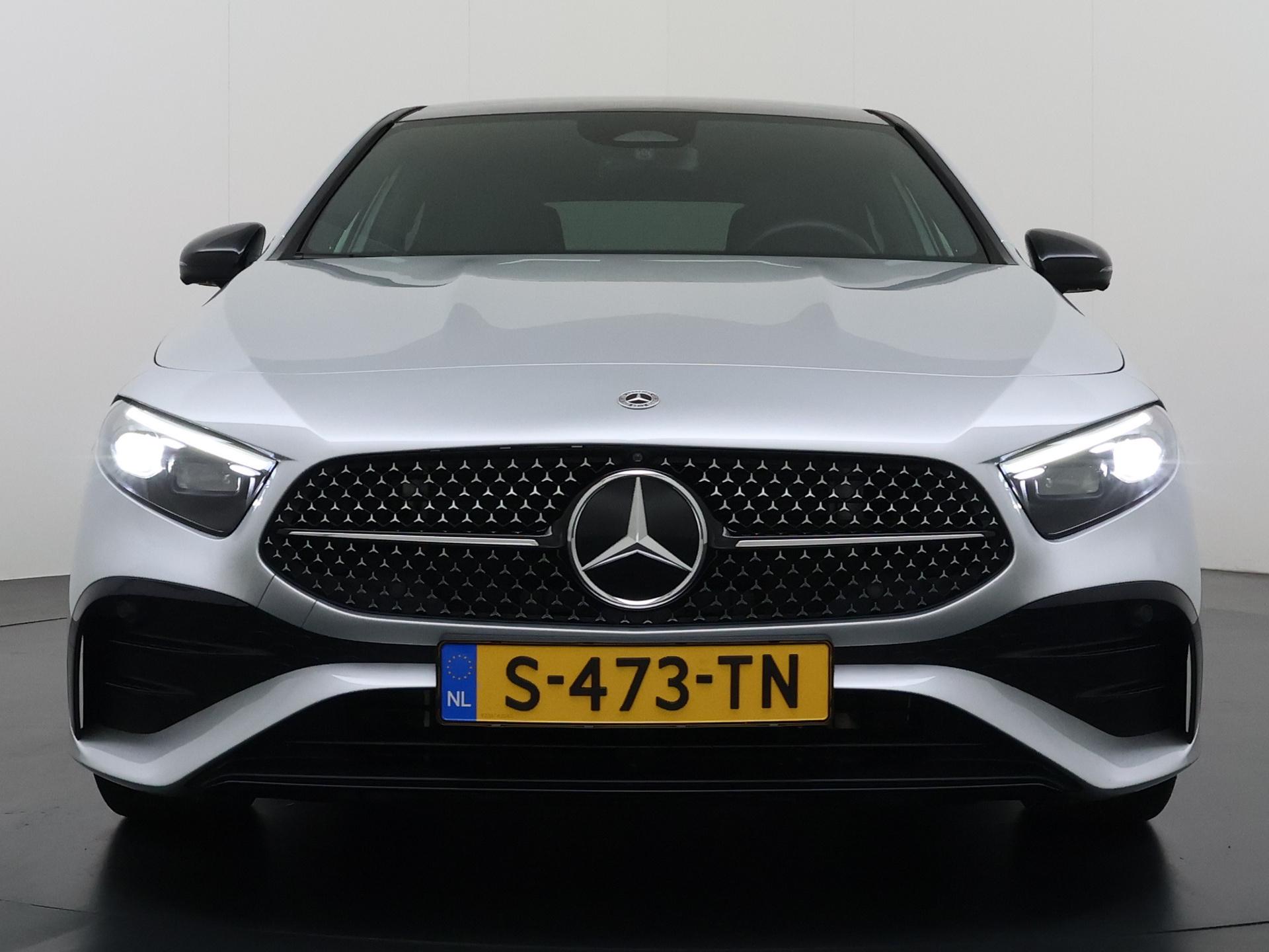 Mercedes-Benz A-klasse 180 AMG Line (Facelift) 11