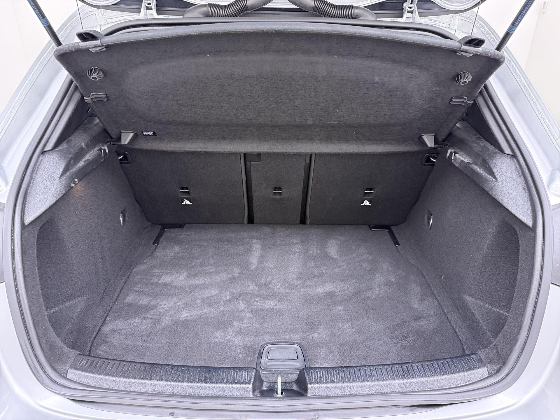 Mercedes-Benz A-klasse 180 AMG Line (Facelift) 17