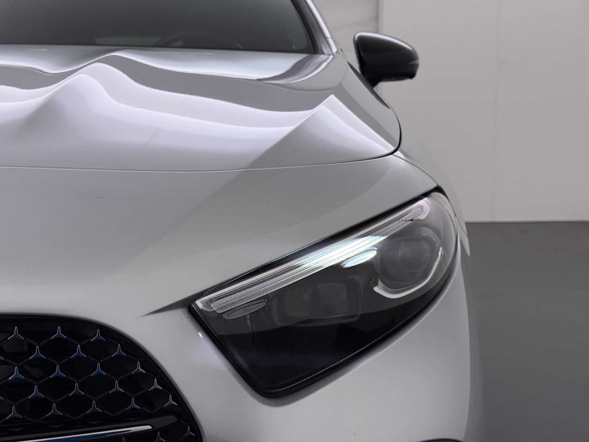 Mercedes-Benz A-klasse 180 AMG Line (Facelift) 18